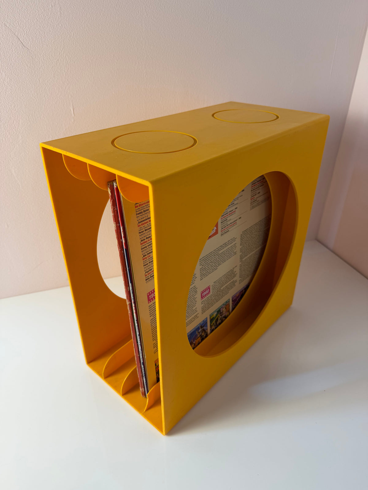 Vintage Schallplattenständer gelb von Schweizer Design