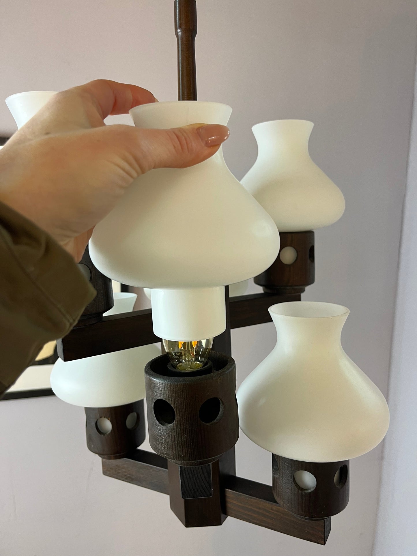 Vintage Kronleuchter dunkelbraun weiß Opalglas von Vitrika