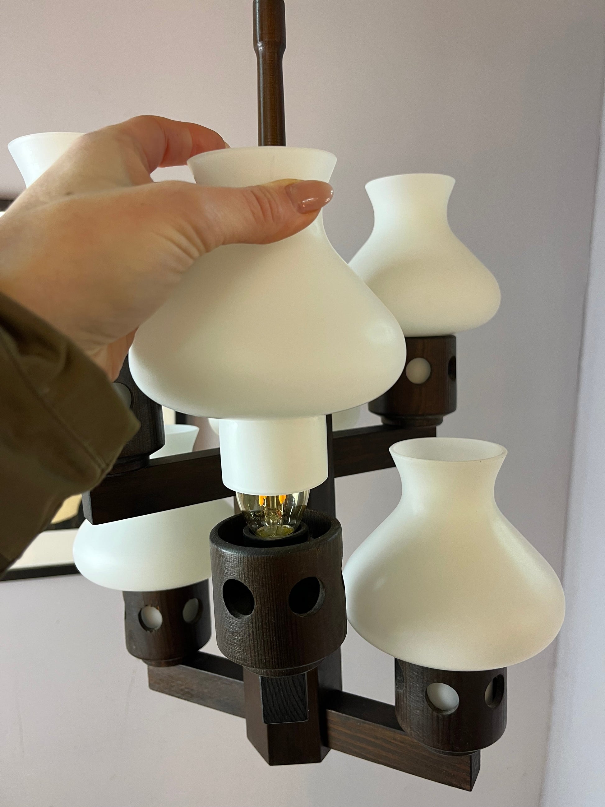 Vintage Kronleuchter dunkelbraun weiß Opalglas von Vitrika