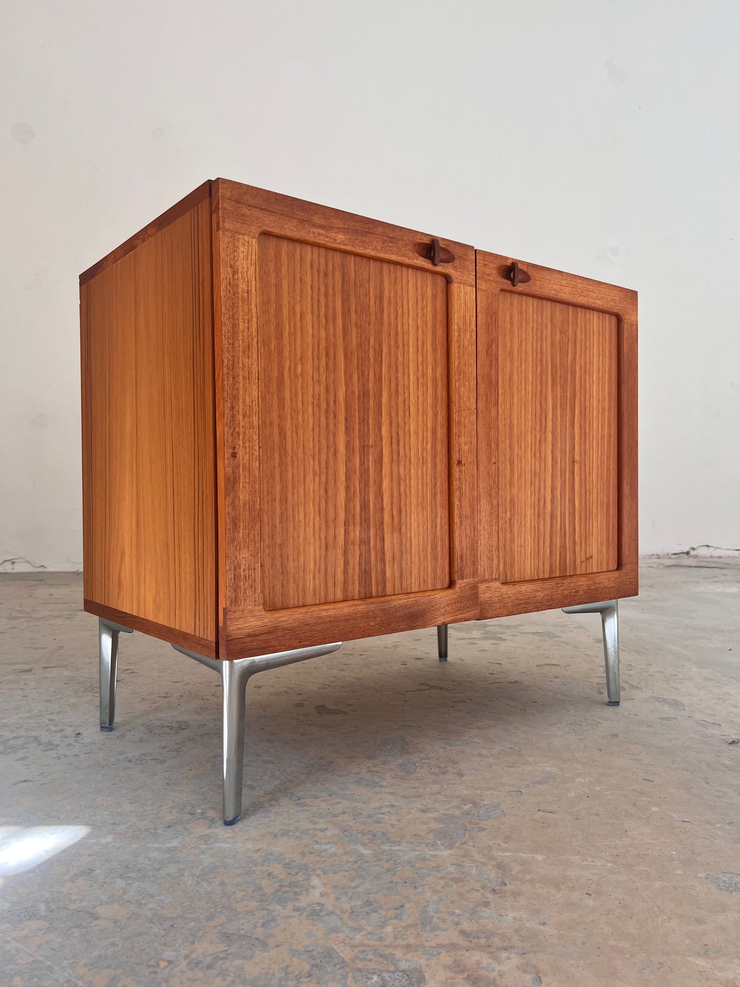 Vintage Kommode aus Teak mit Flügeltüren und neuen Chromfüßen von H. W. Klein