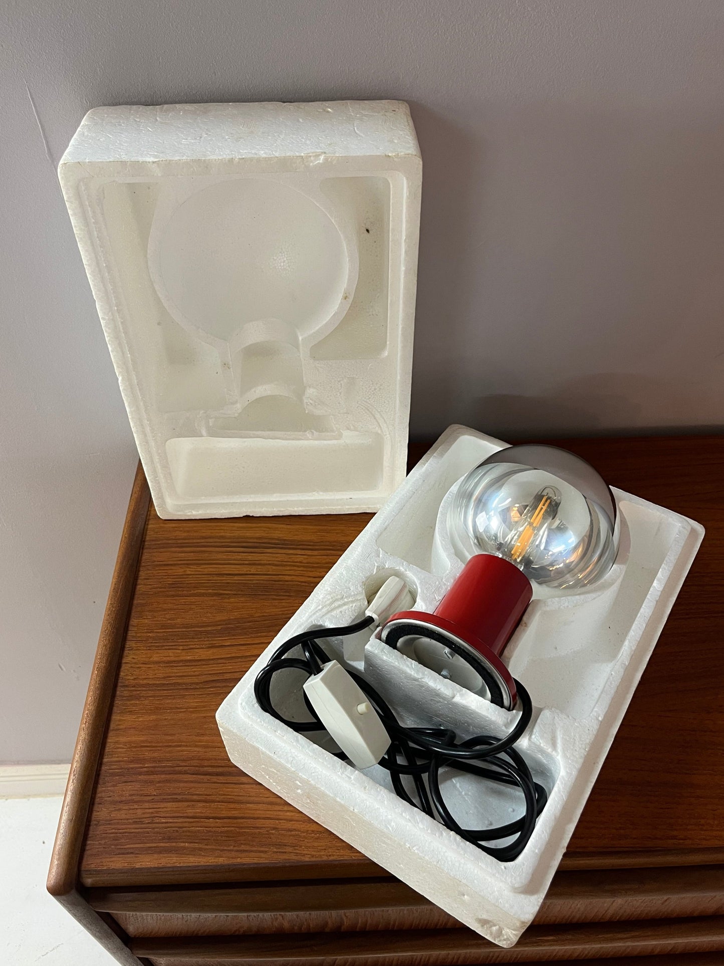 Lampe de table Big Globe rouge par Motoko Ishii pour STAFF