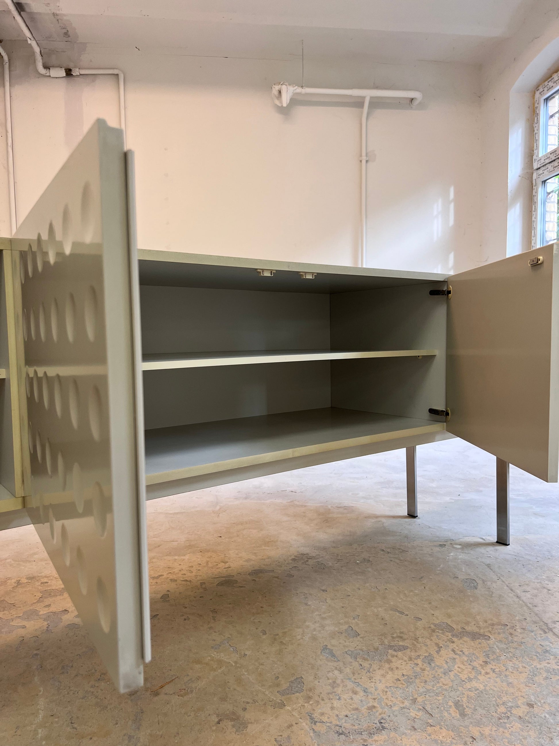 Vintage Sideboard mit kreisförmigem Reliefmuster aus Belgien
