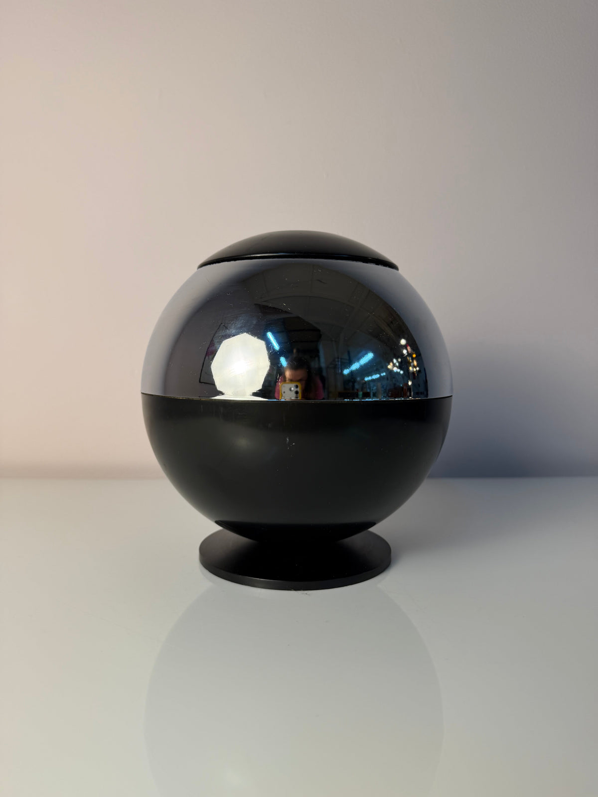 Eiskübel Kugelform Chrom und Schwarz von Quist