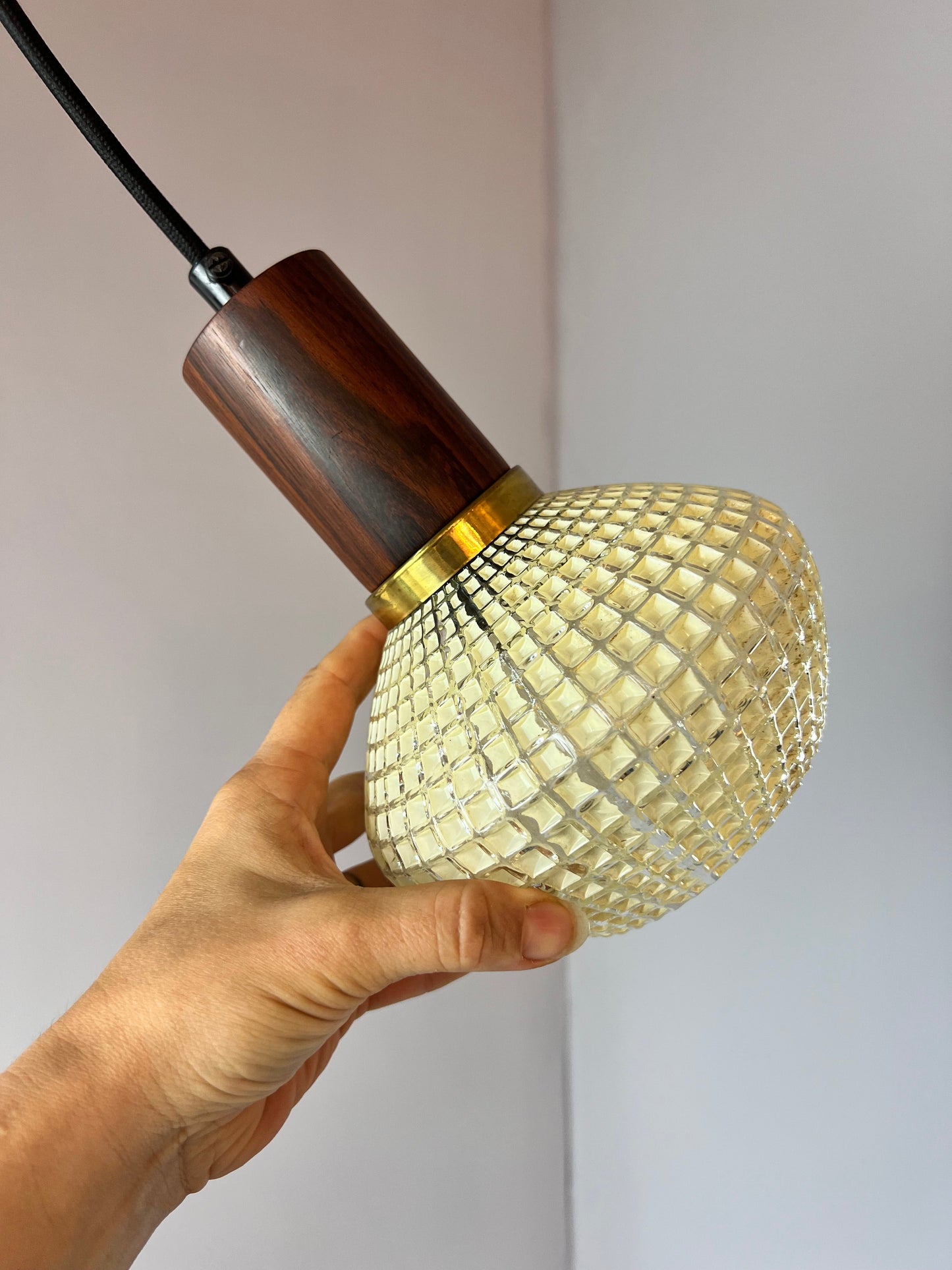 Lampe suspendue vintage en verre structuré et teck du Danemark