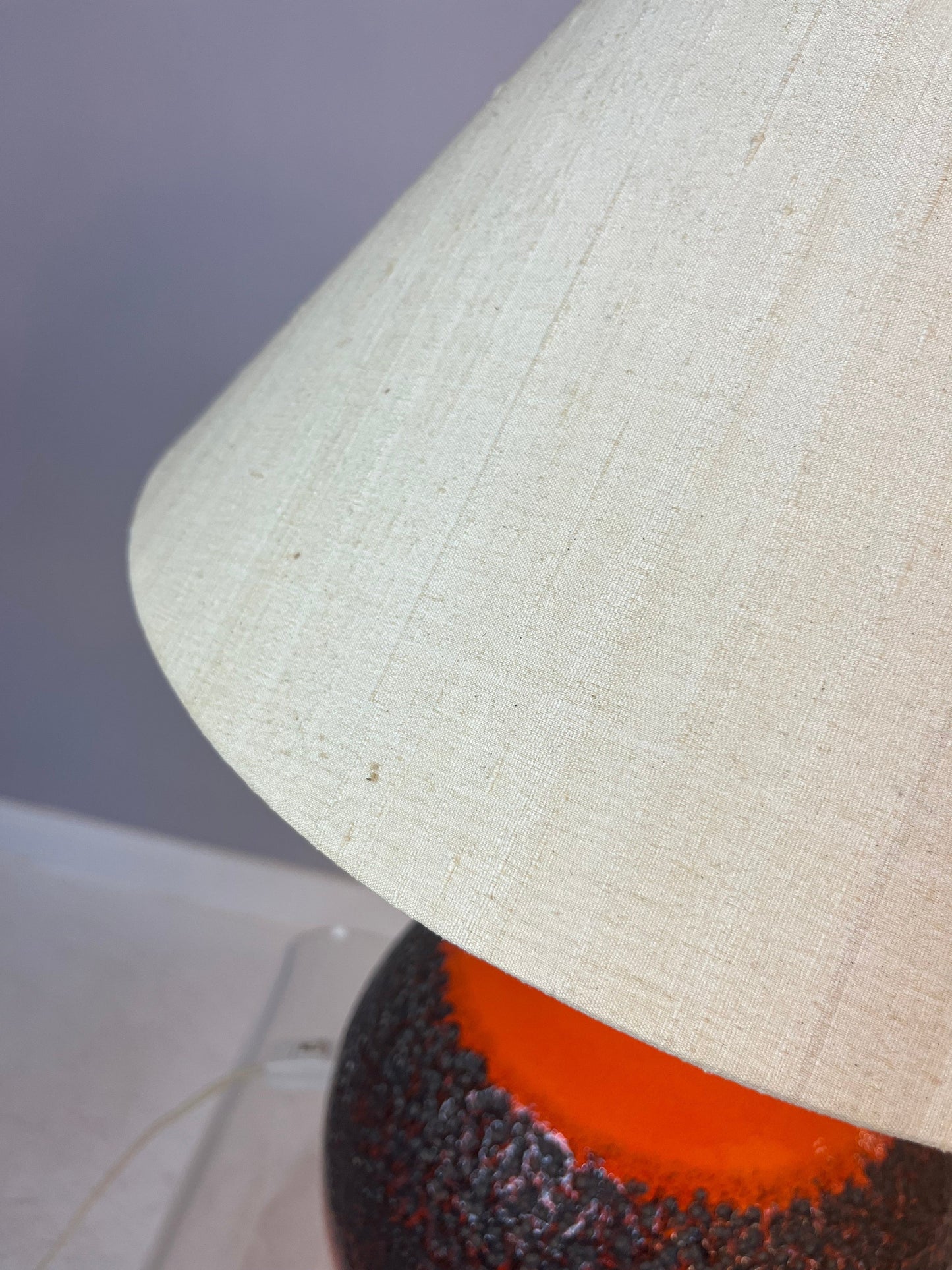 Lampe de table vintage Fat Lava avec abat-jour en soie naturelle orange marron par JASBA