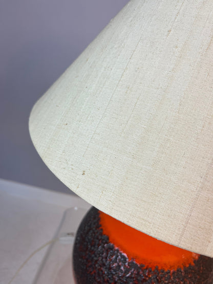 Lampe de table vintage Fat Lava avec abat-jour en soie naturelle orange marron par JASBA