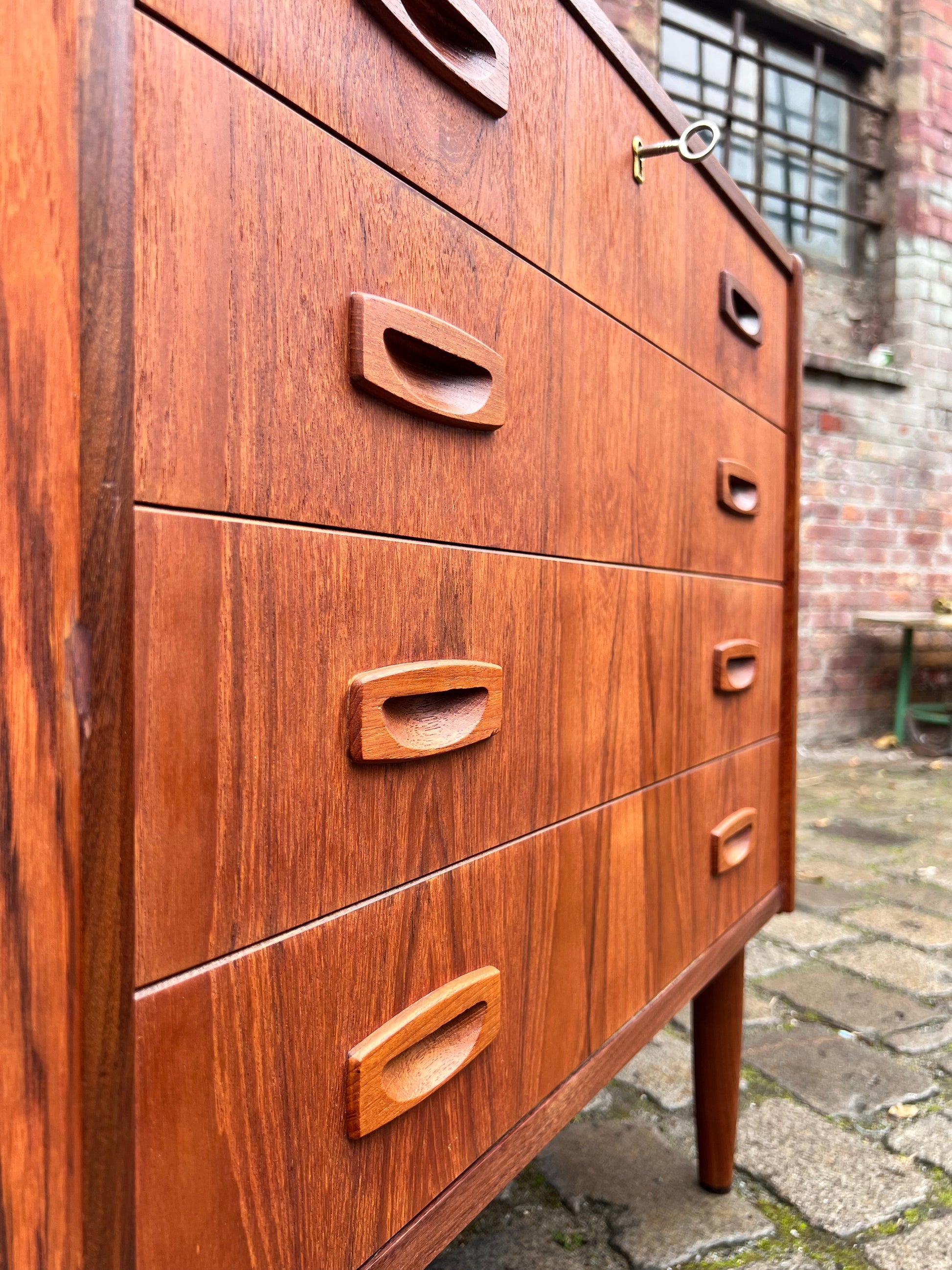 Vintage Kommode Teak mit Schloss aus Dänemark