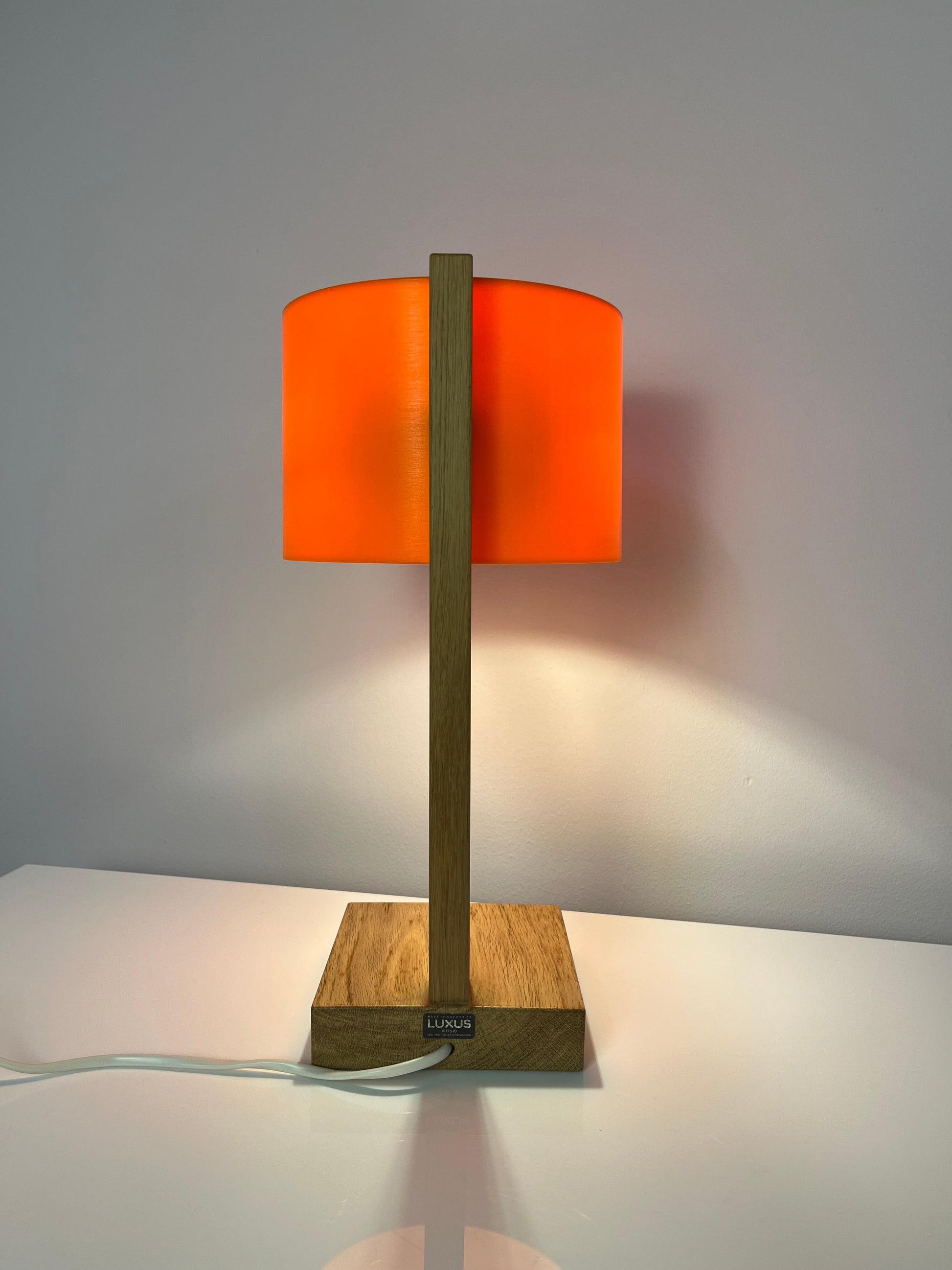 Vintage Schreibtischlampe in Orange und Eiche von Luxus Vittsjö