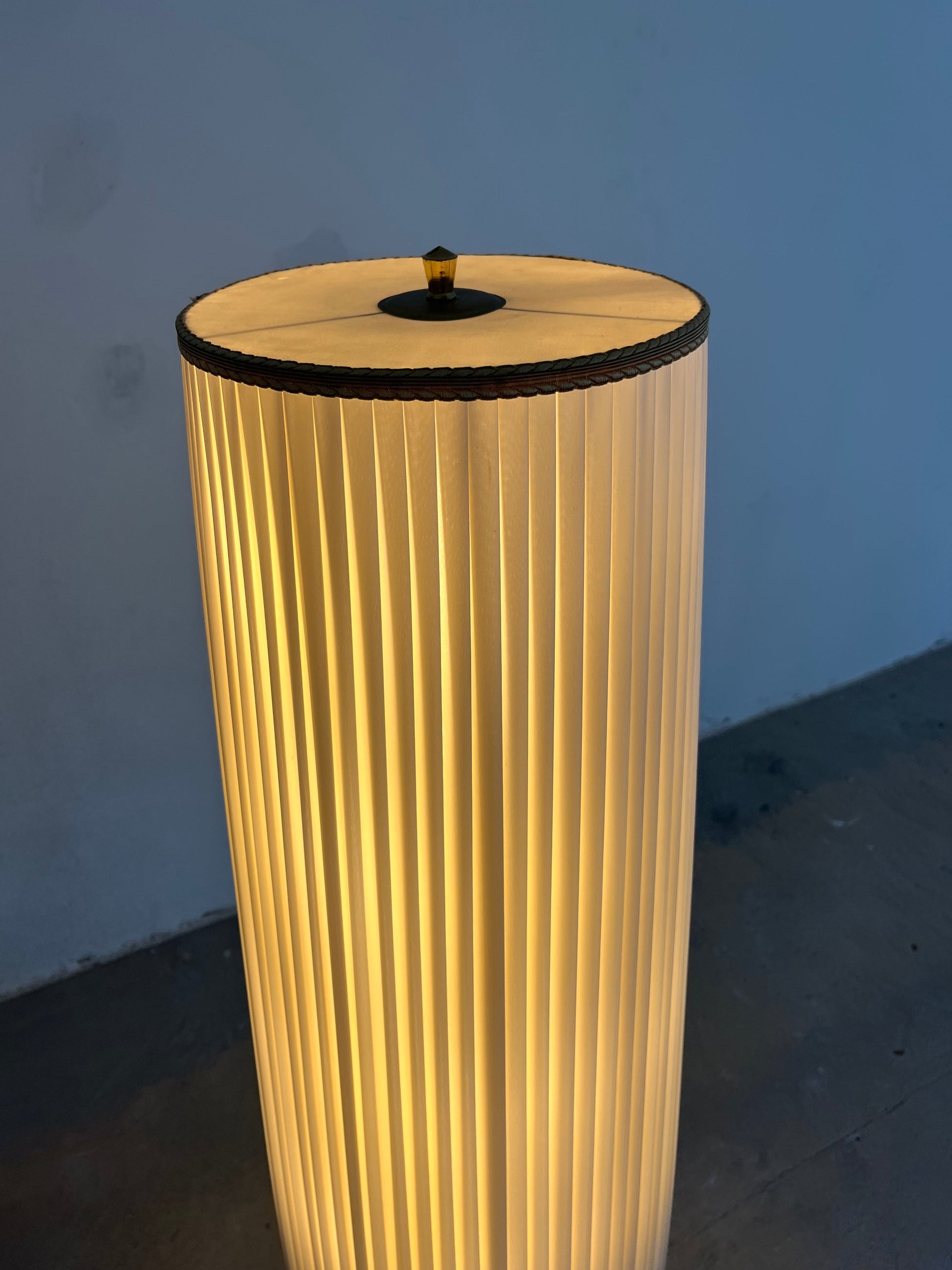 Vintage Stehlampe mit Opalglasfuß und Plisseeschirm