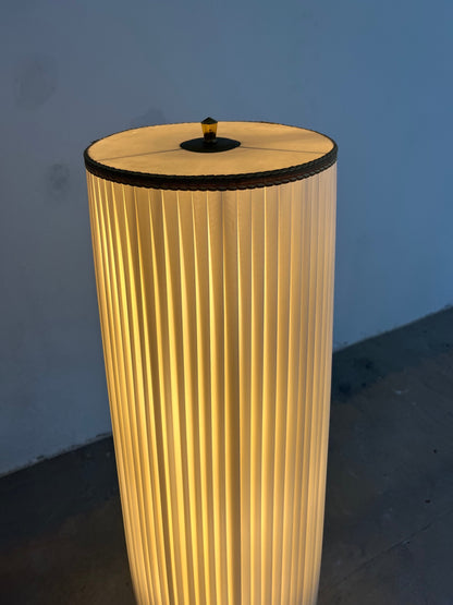Vintage Stehlampe mit Opalglasfuß und Plisseeschirm