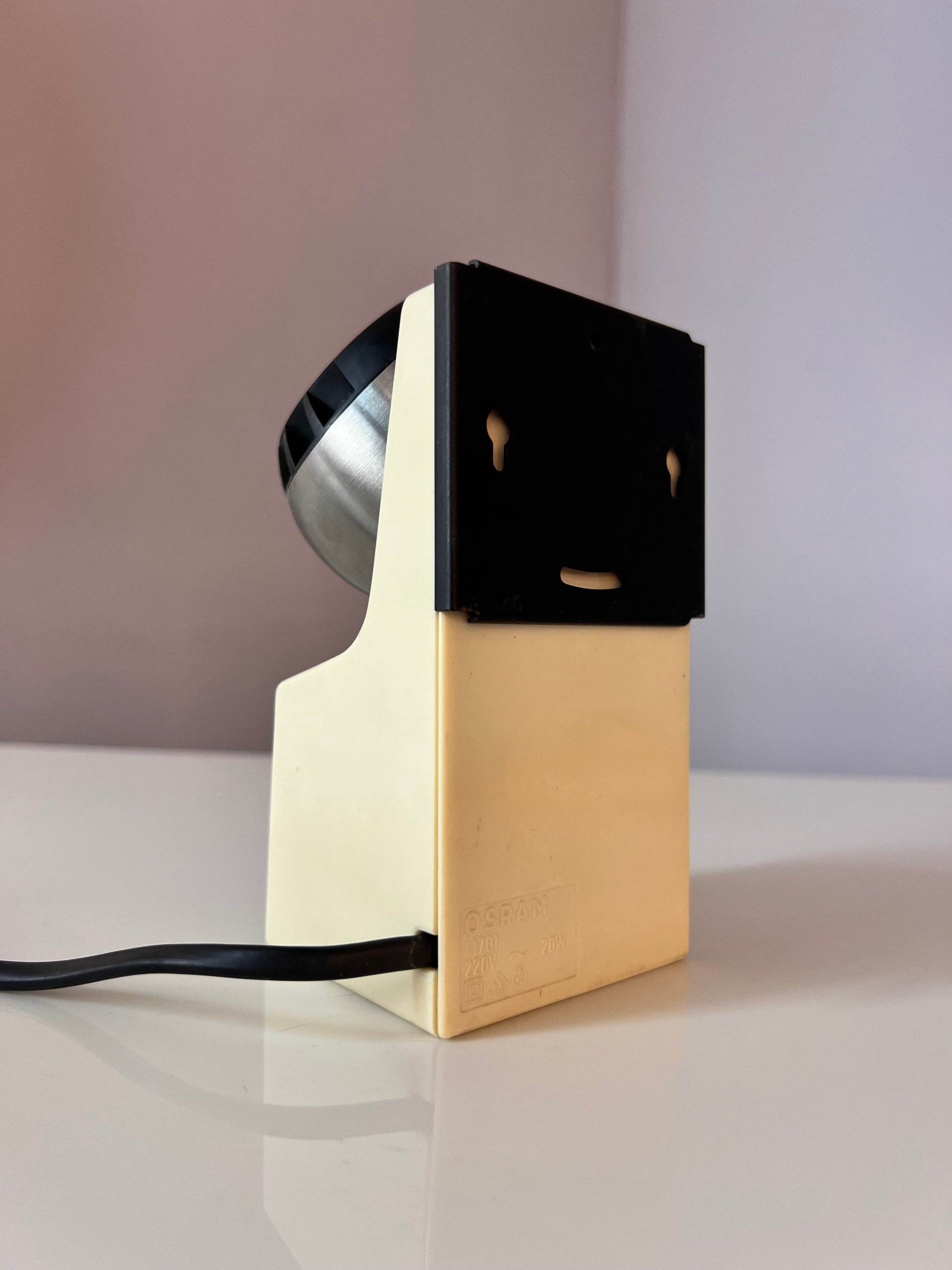 Tischlampe weiß silber mit Kugelkopf von Osram