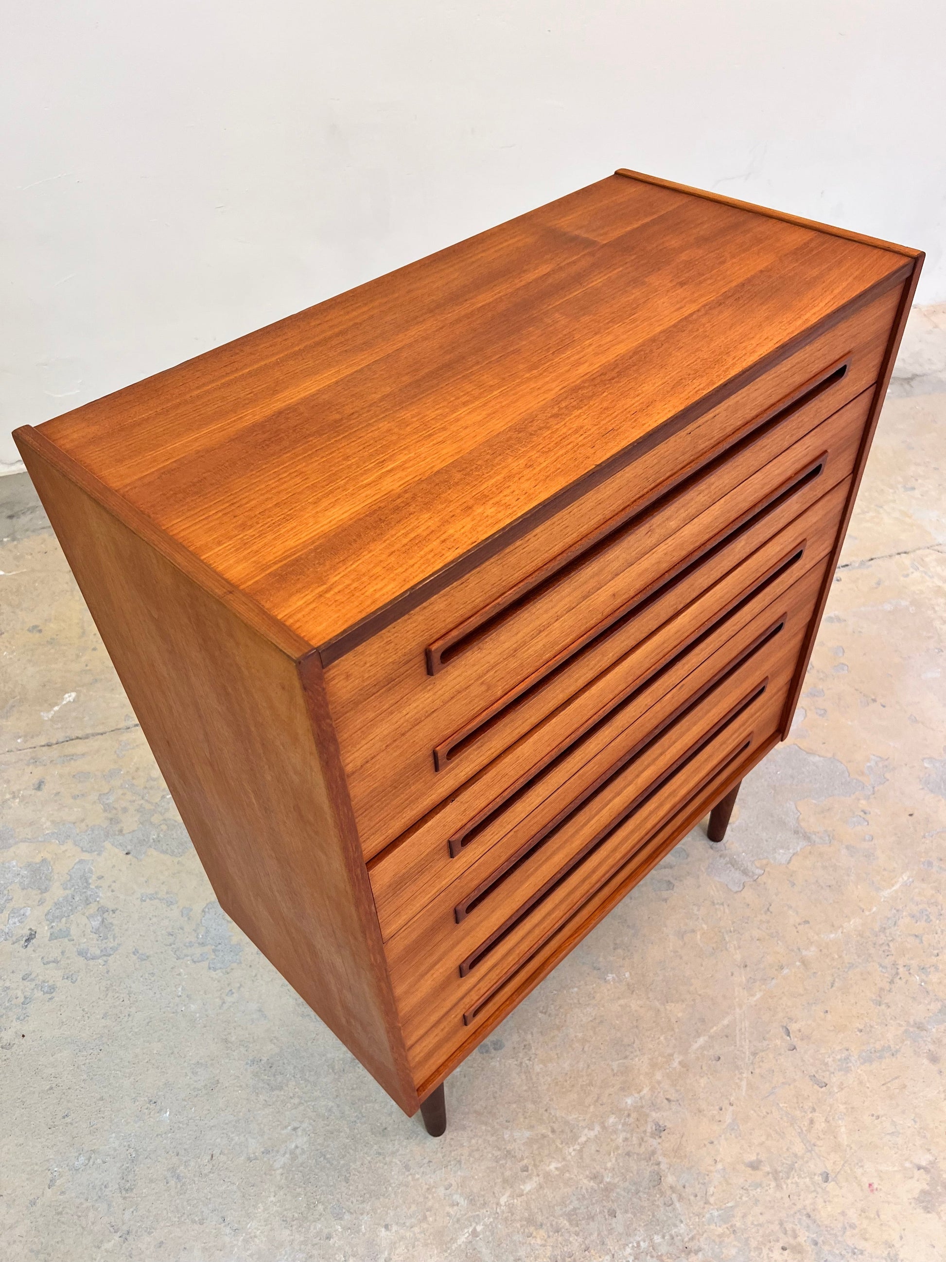 Vintage Kommode Teak Dänemark mit langen eingelassenen Griffen