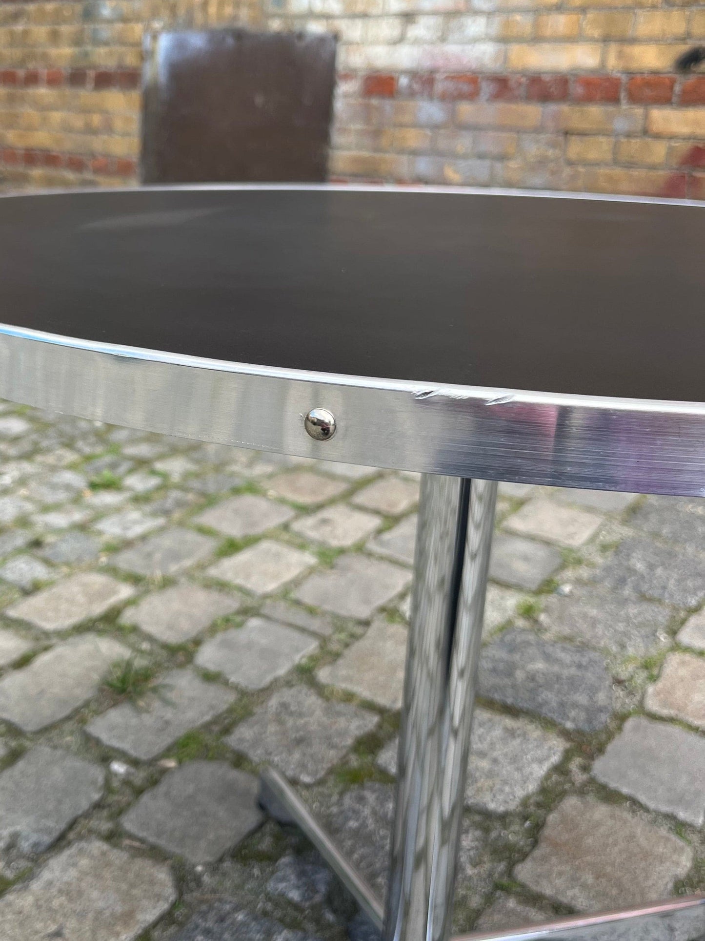 Table basse en linoléum noir chromé par Mauser