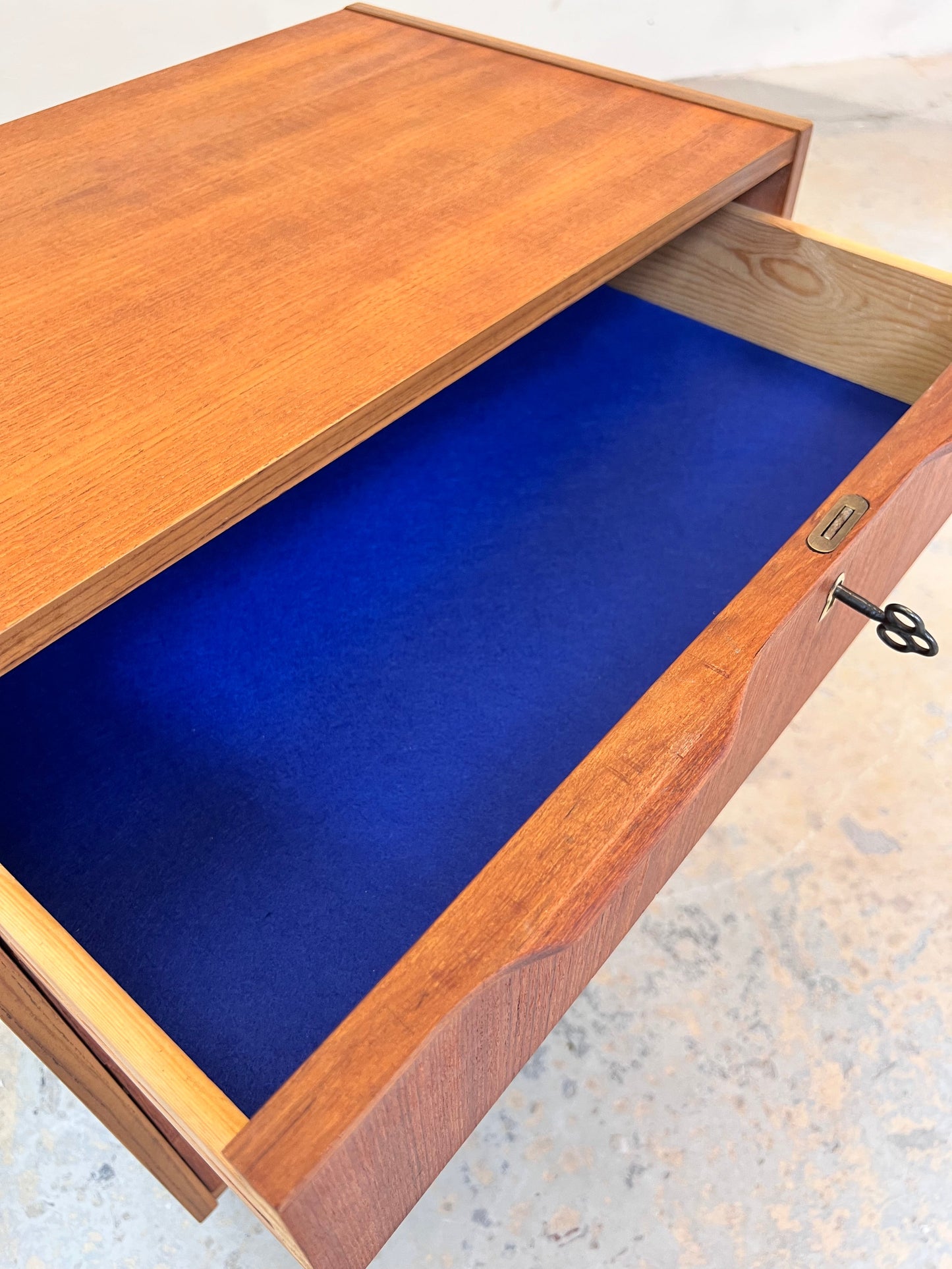 Vintage Kommode Teak mit Schloss aus Dänemark
