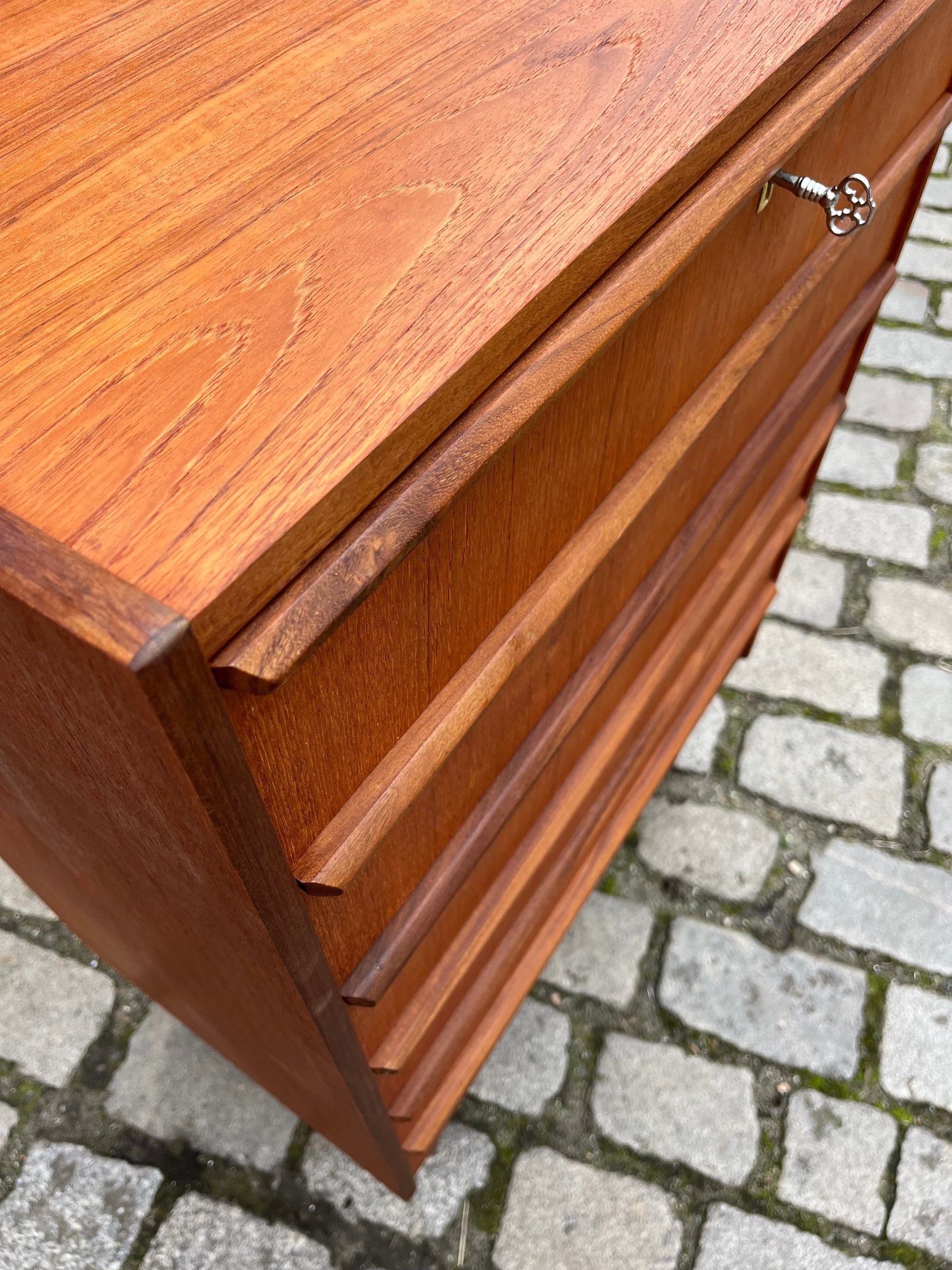 Vintage Kommode Teak mit Schloss und durchgehendem Griff von dänischem Design