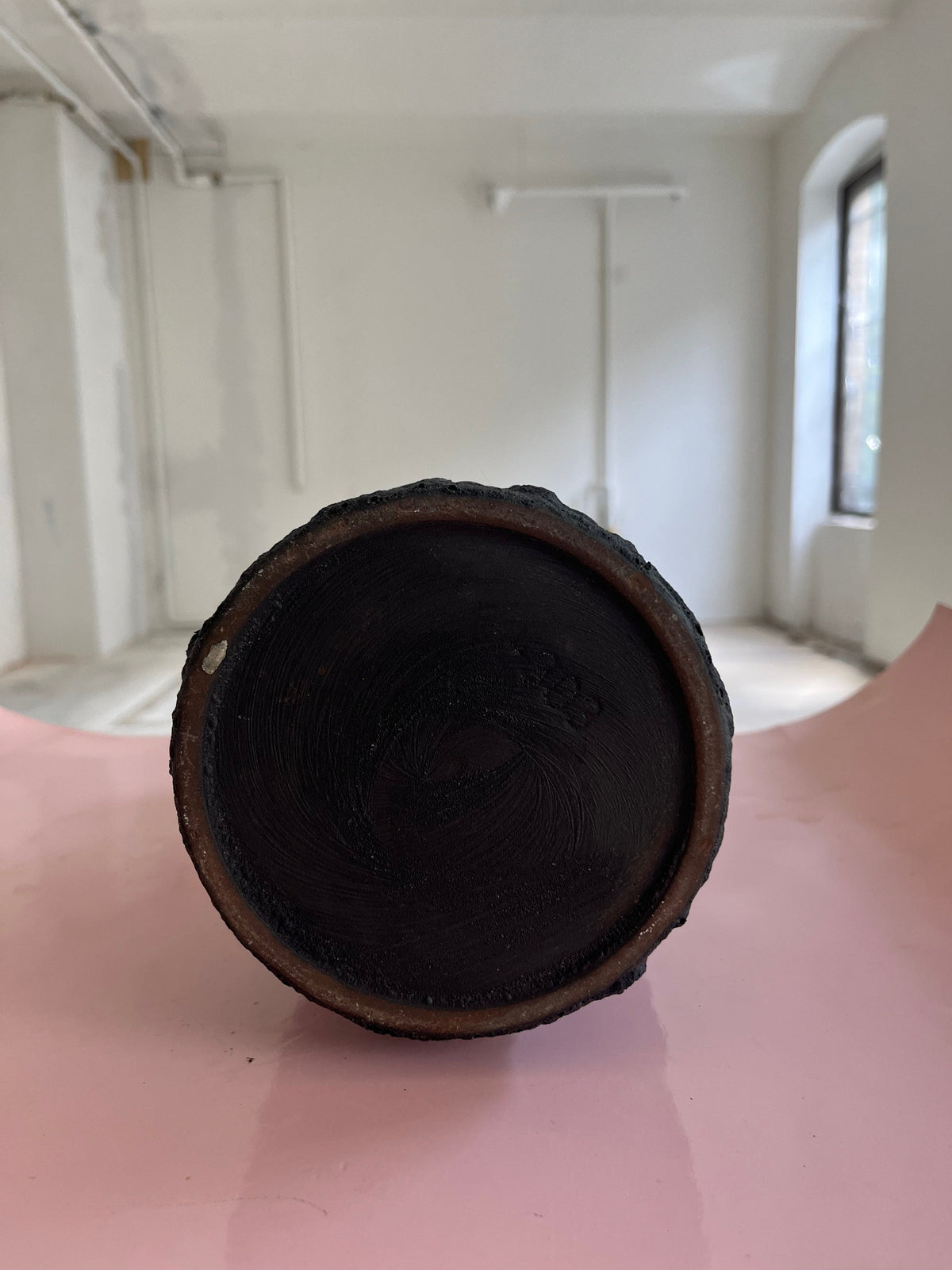 Vase vintage Fat Lava rouge noir par Marei Keramik
