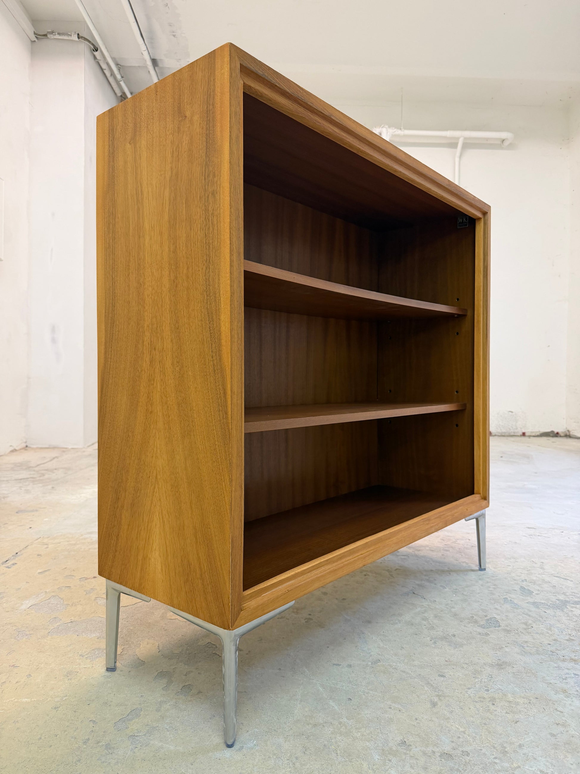 Vintage Bücherregal Nussbaum mit Chromfüßen von WK Möbel