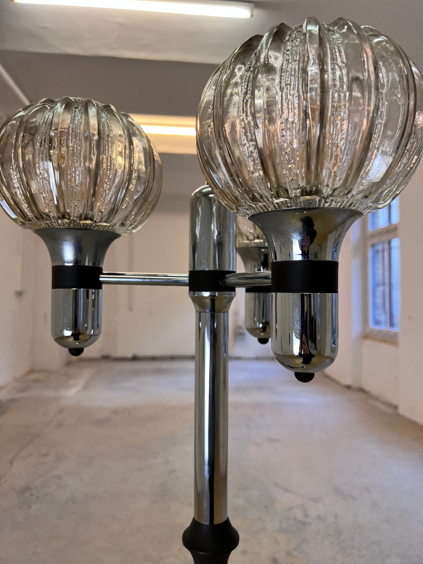 Vintage Stehlampe Chrom 1970er Jahre geriffelter Glasschirm