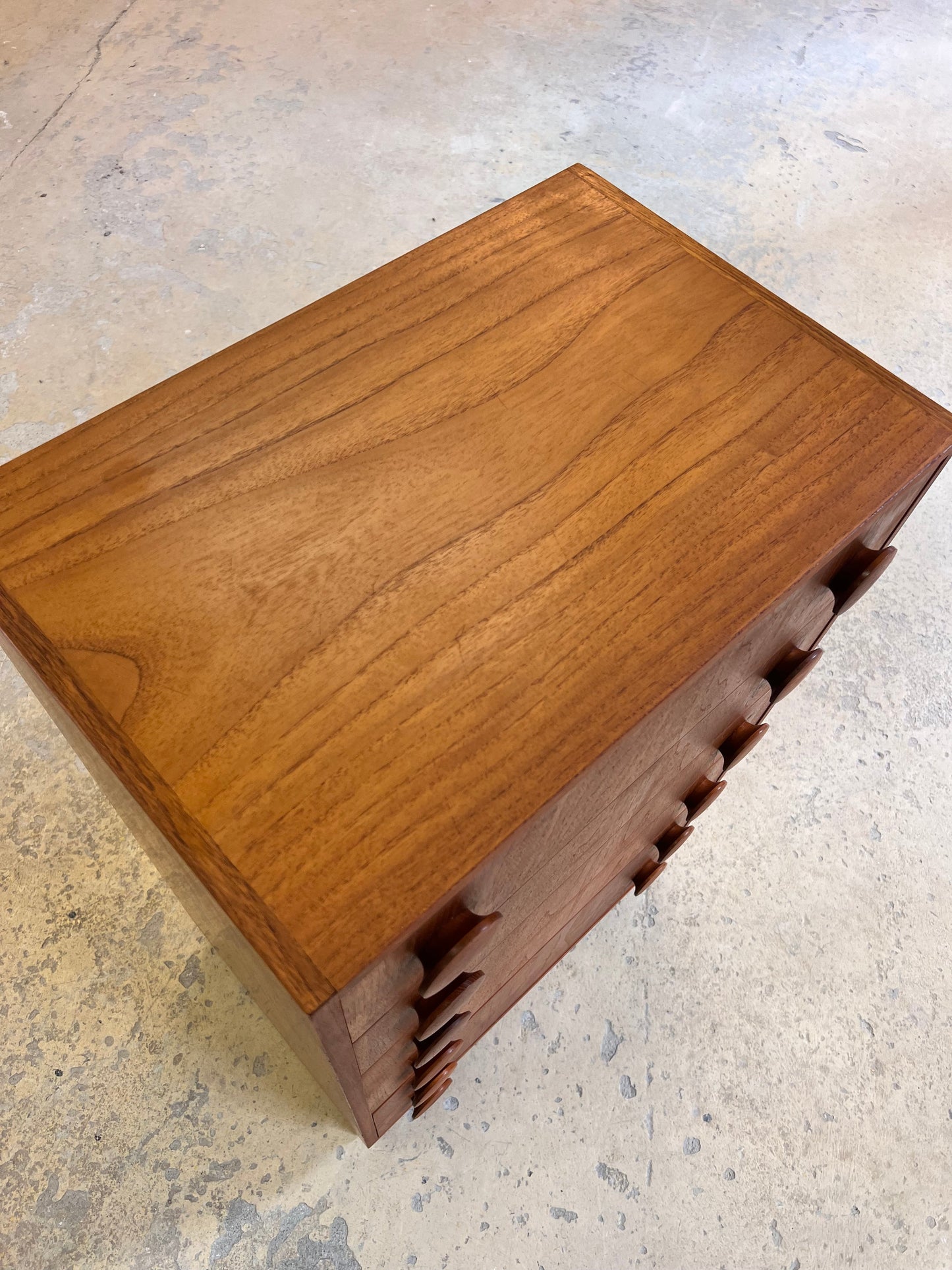 Vintage Kommode Teak mit runden Griffen aus Dänemark