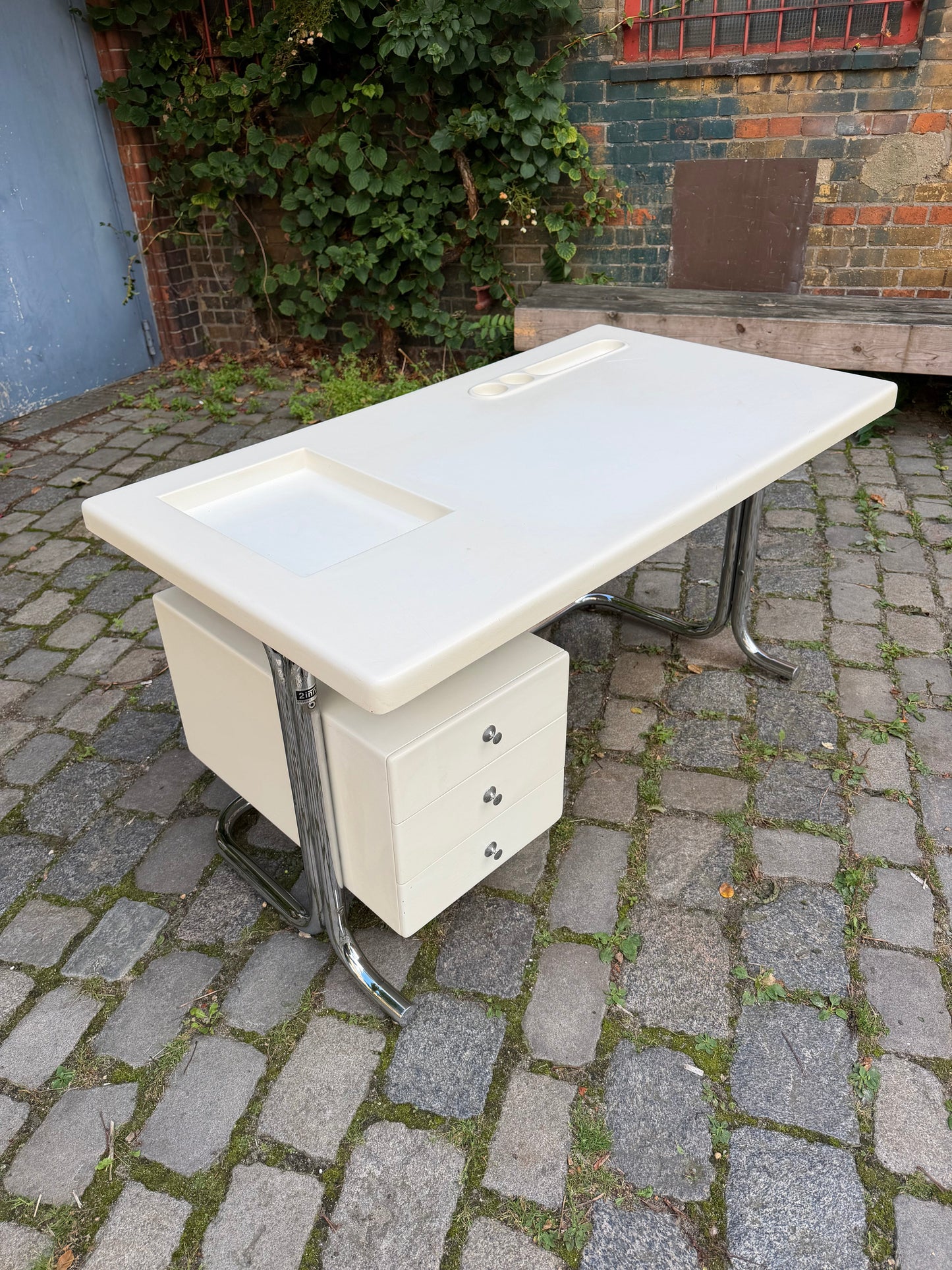 Vintage Schreibtisch Fiberglas und Chrom von 2 INN