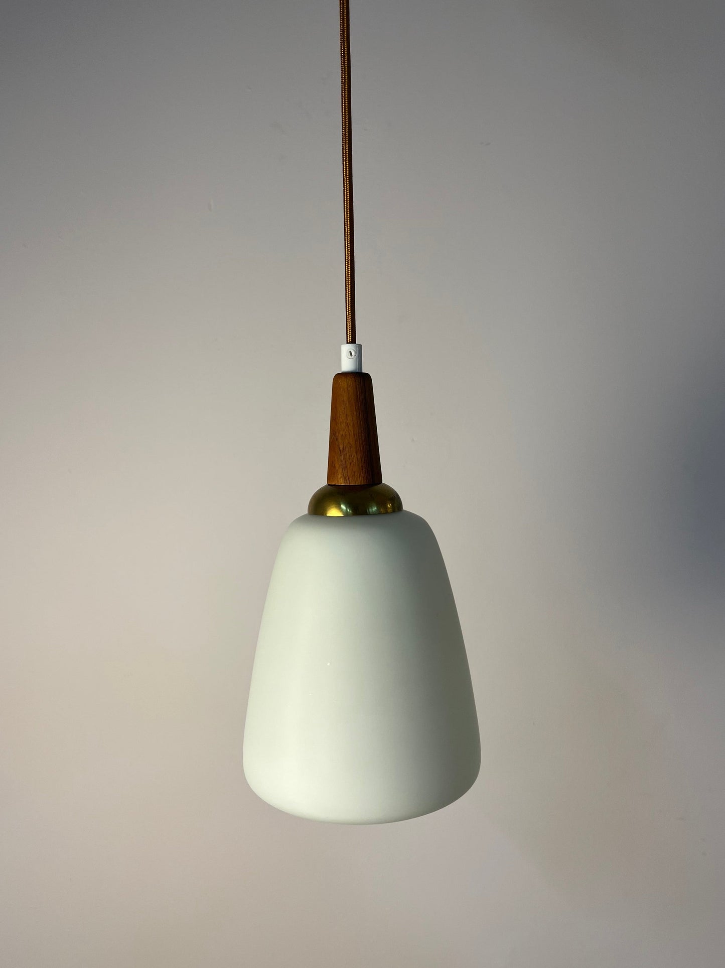 Vintage Hängelampe Opalglas mit Teak und Messing aus Dänemark