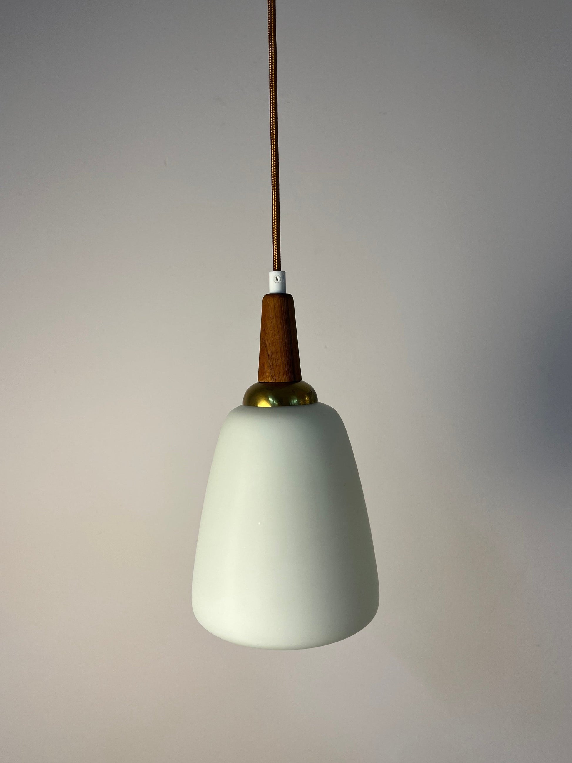 Vintage Hängelampe Opalglas mit Teak und Messing aus Dänemark