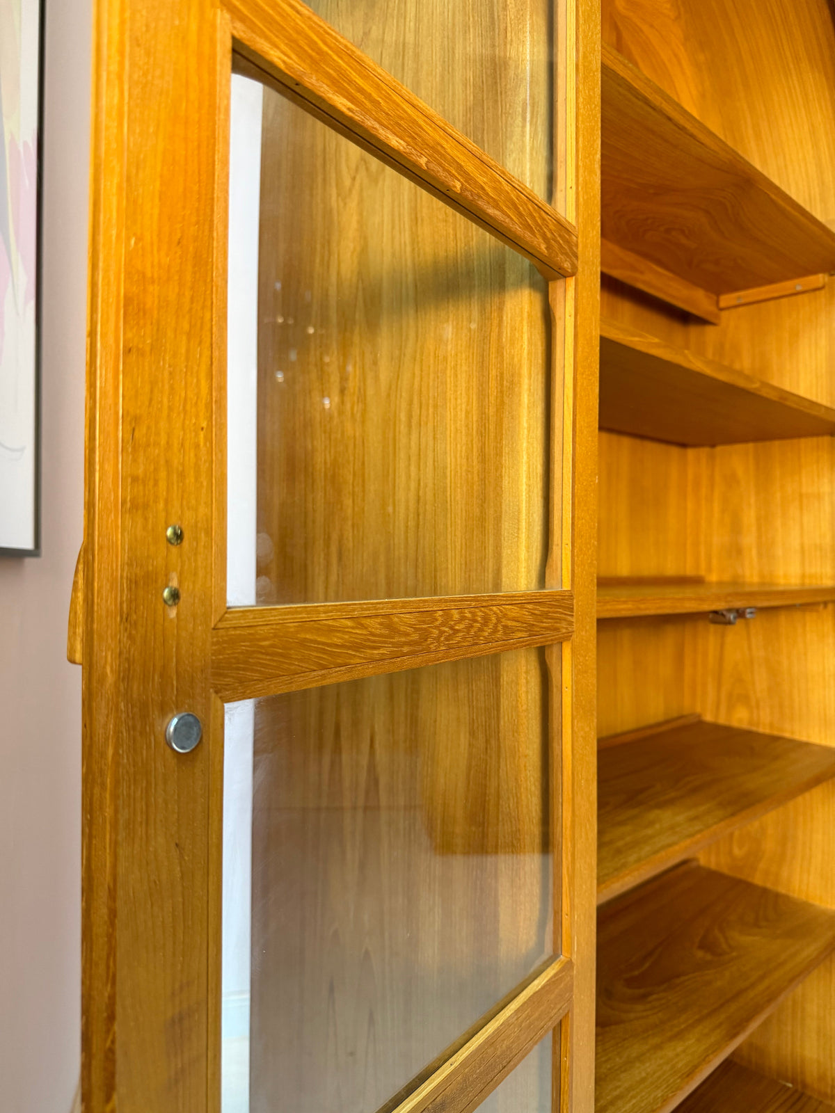 Vintage Rundbogen Vitrine Teak mit Beleuchtung von Dyrlund