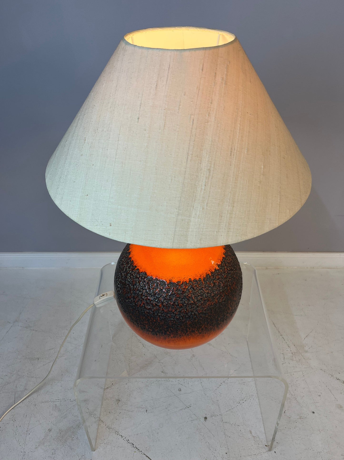 Lampe de table vintage Fat Lava avec abat-jour en soie naturelle orange marron par JASBA