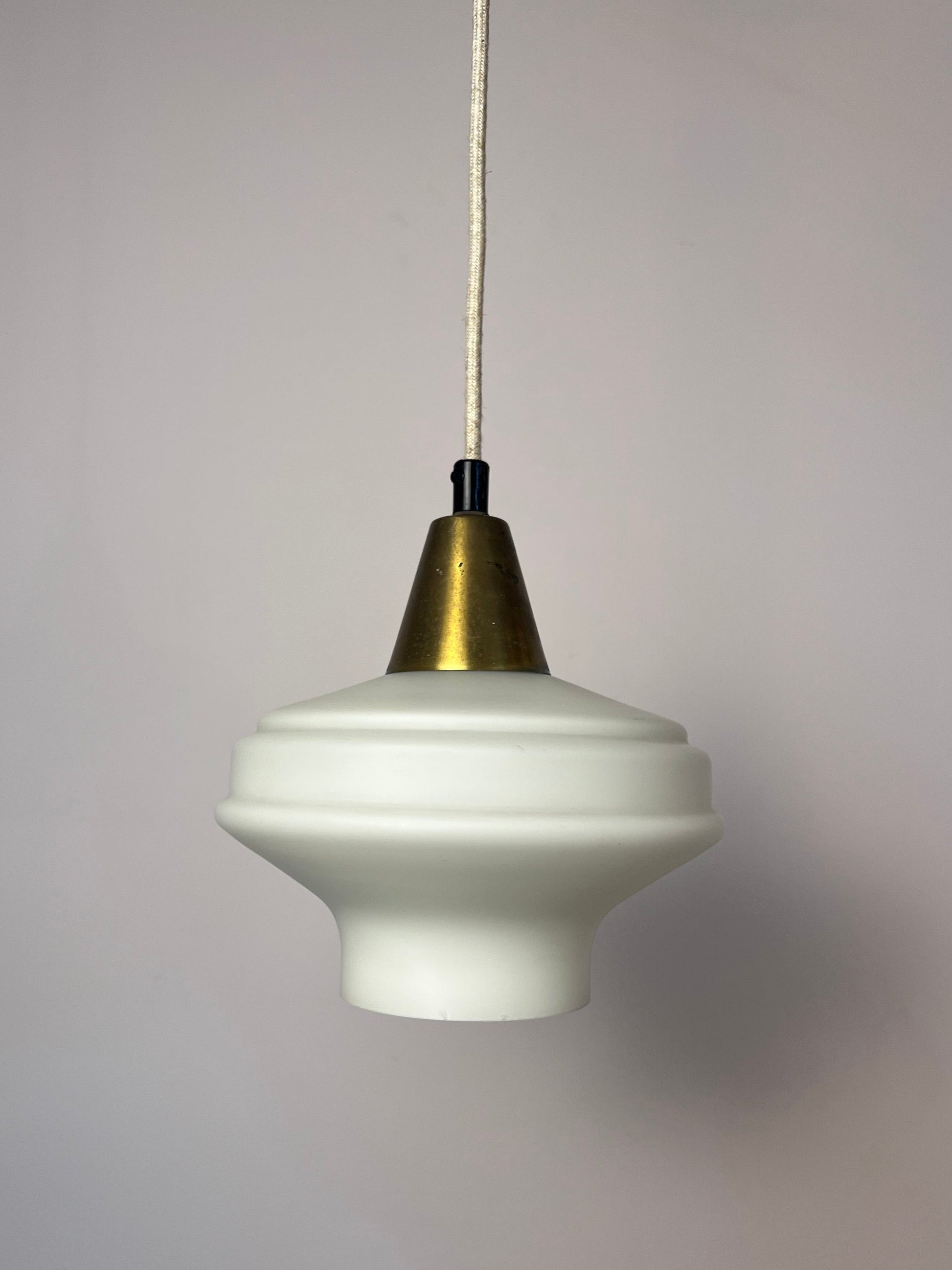Vintage Hängelampe Opalglas und Messing aus Dänemark, 60er Jahre