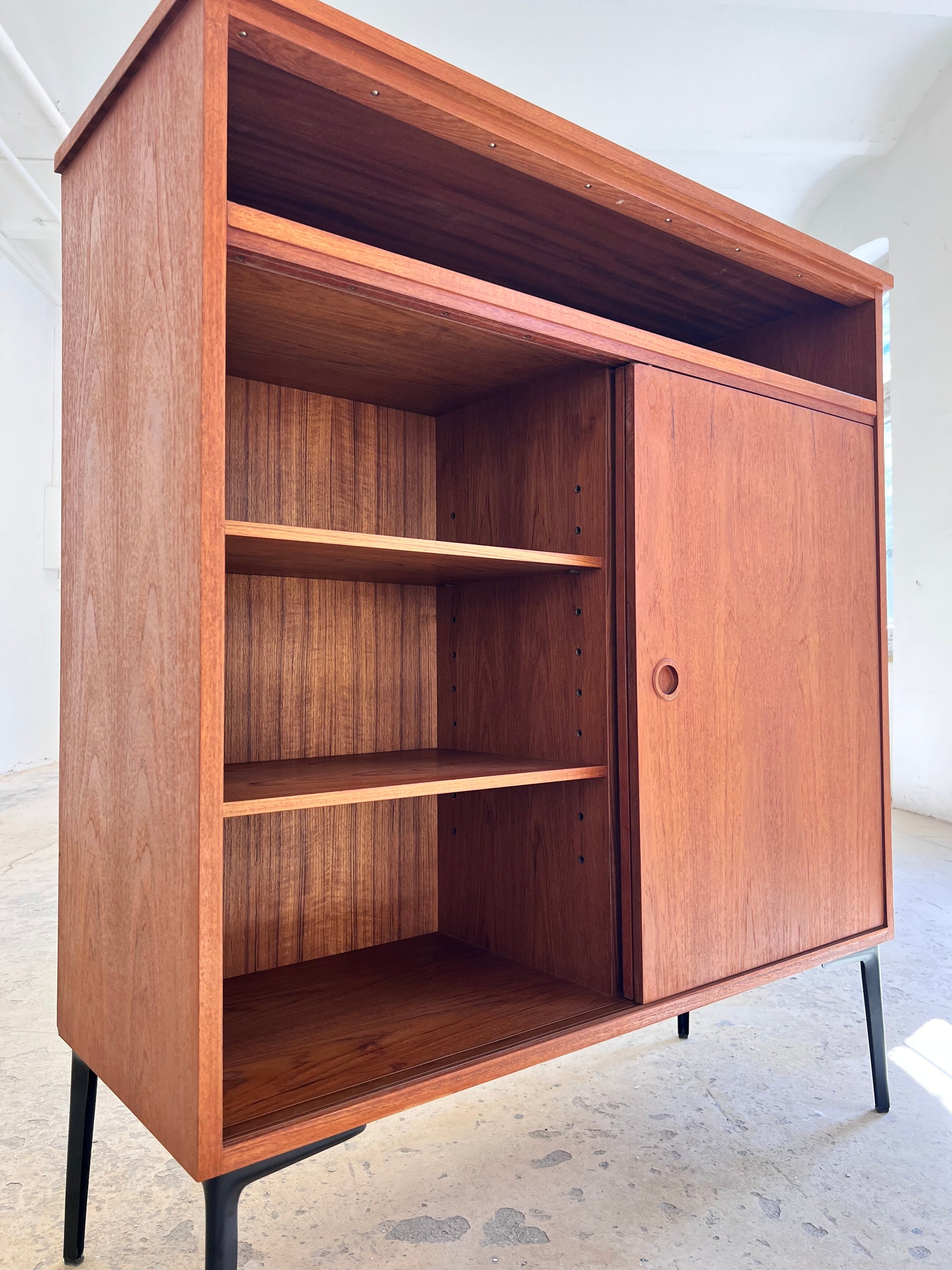 Vintage Schrank Teak mit Schiebetür aus Dänemark, schwarze Möbelfuß