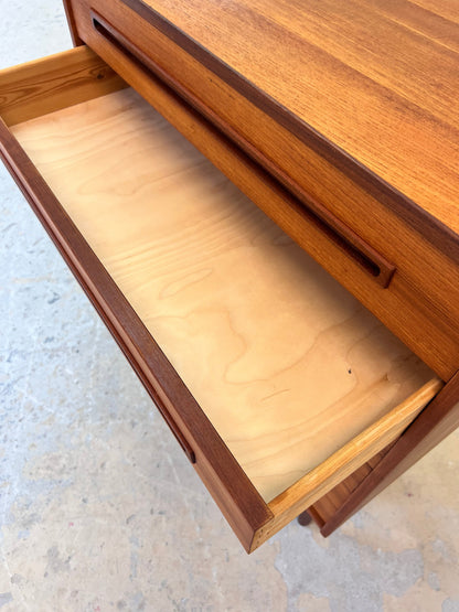Vintage Kommode Teak Dänemark mit langen eingelassenen Griffen