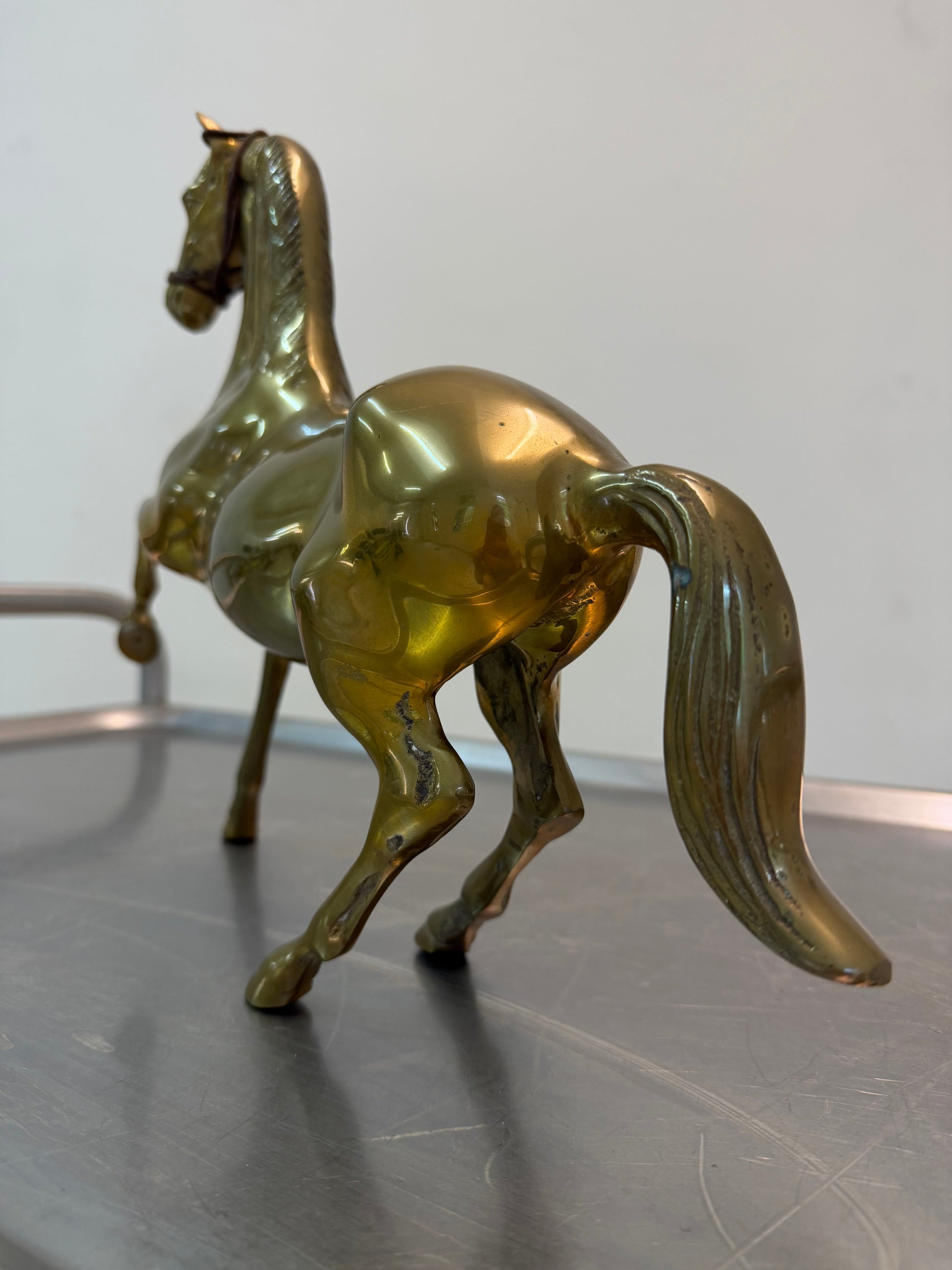 Vintage Pferdeskulptur aus Messing mit Patina