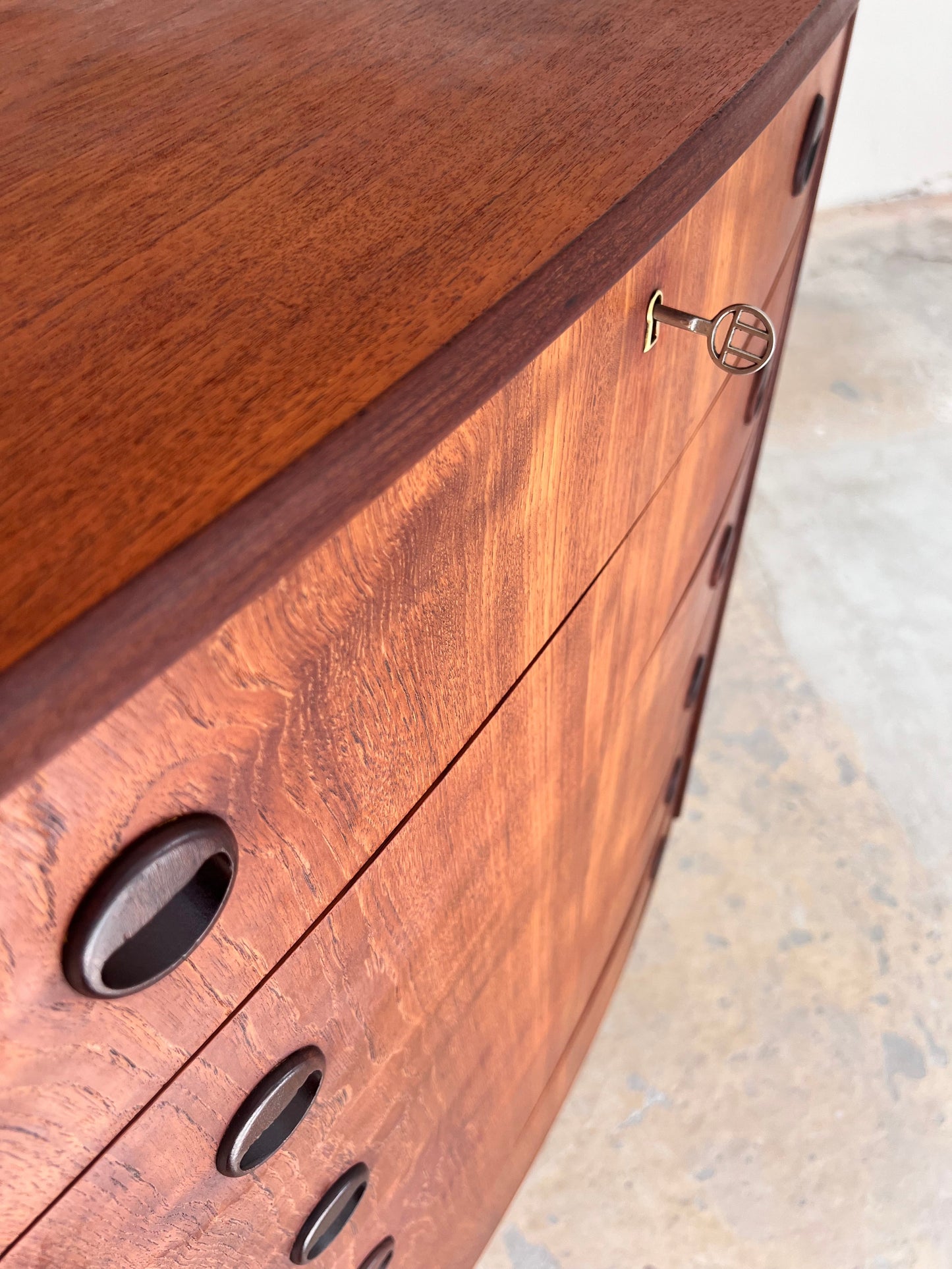 Vintage Halbrunde Kommode aus Teak mit runden Griffen und Schloss aus Dänemark