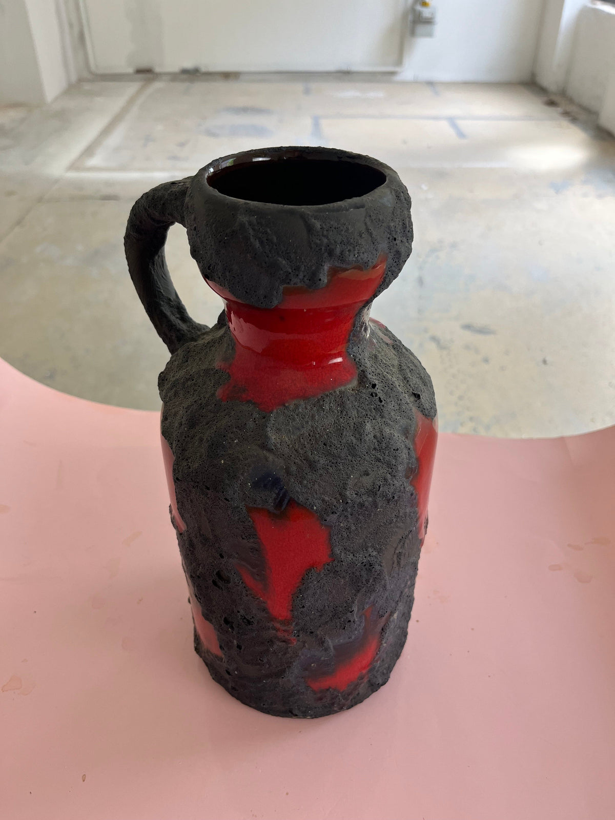 Vase vintage Fat Lava rouge noir par Marei Keramik
