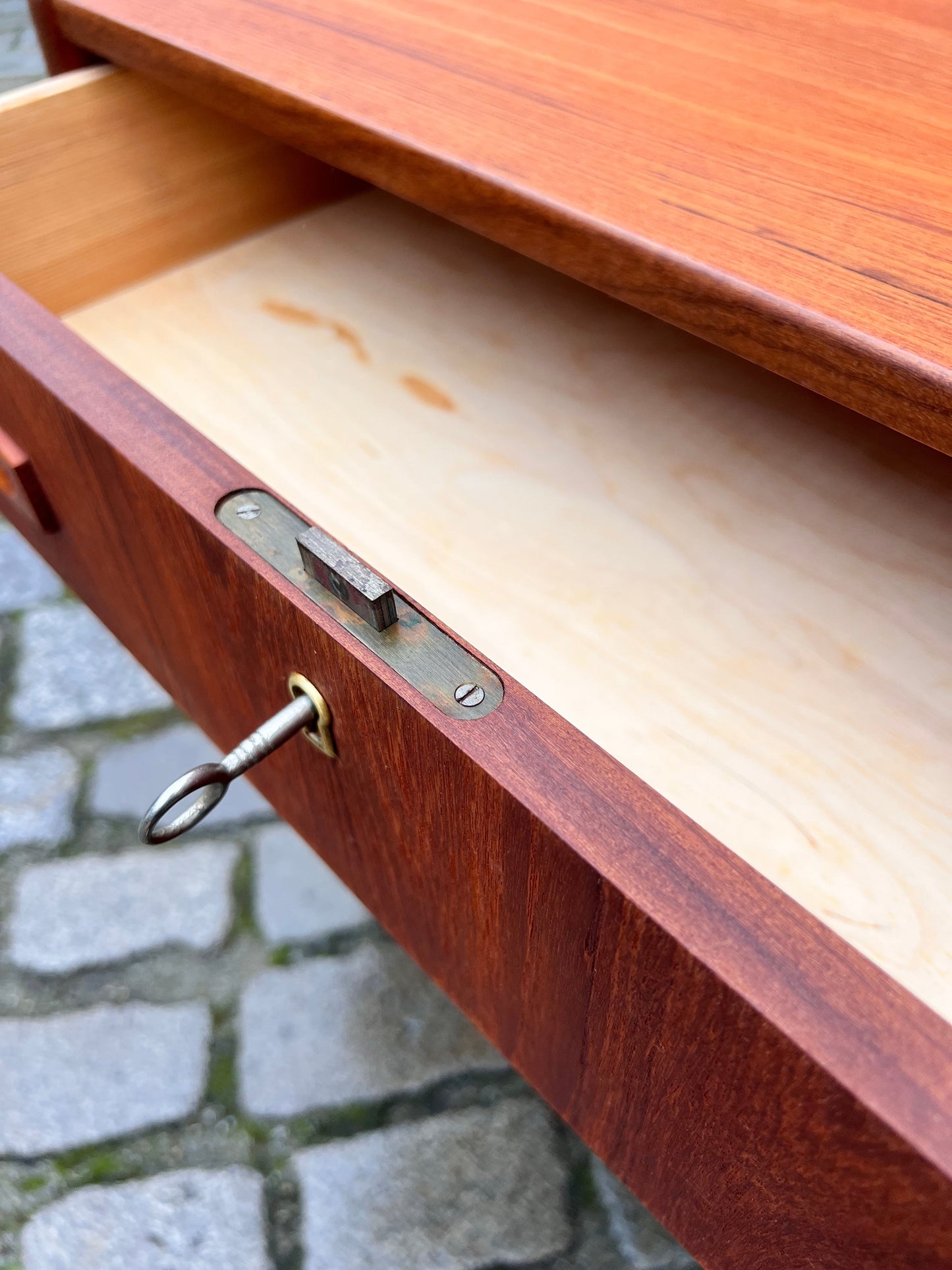 Vintage Kommode Teak mit Schloss aus Dänemark