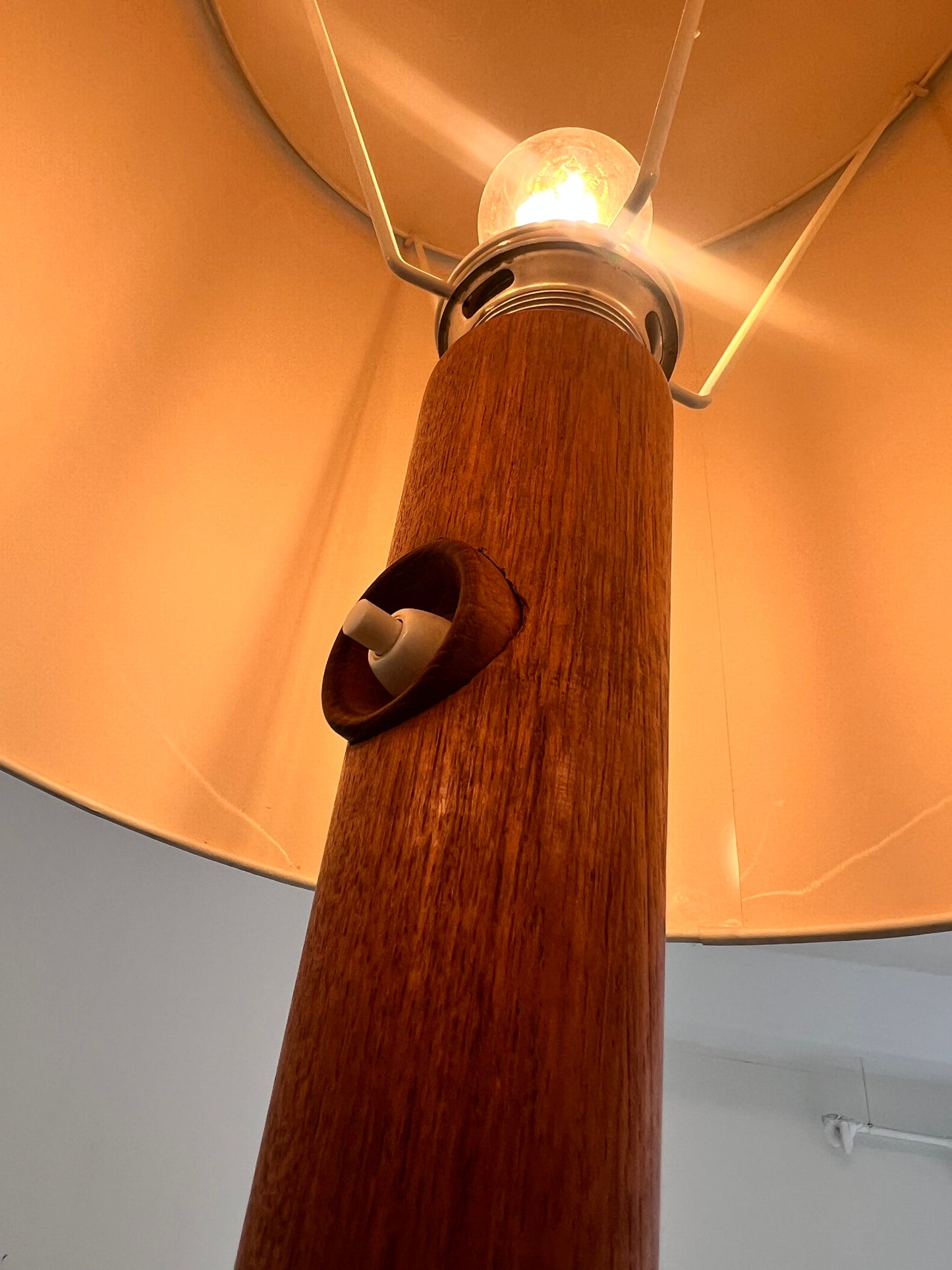 Vintage Stehlampe Teak mit Seidenschirm aus Dänemark
