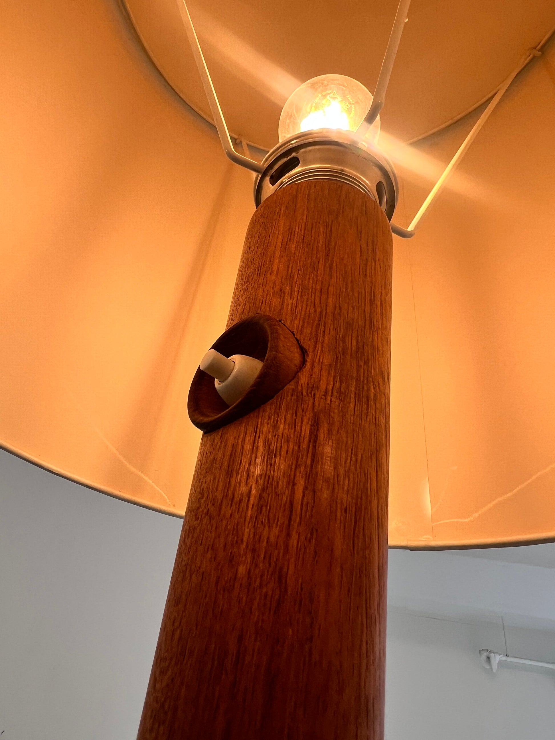 Vintage Stehlampe Teak mit Seidenschirm aus Dänemark
