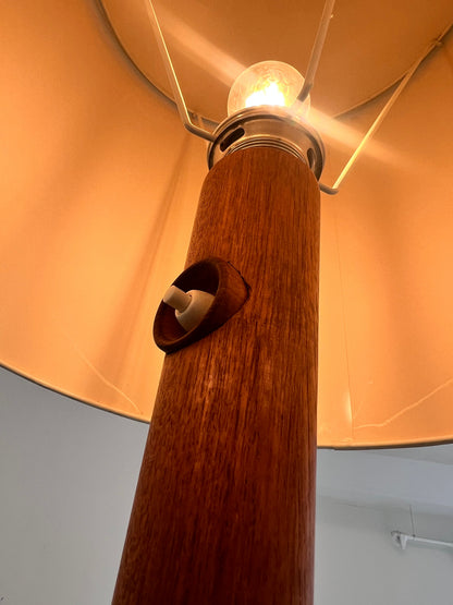 Vintage Stehlampe Teak mit Seidenschirm aus Dänemark