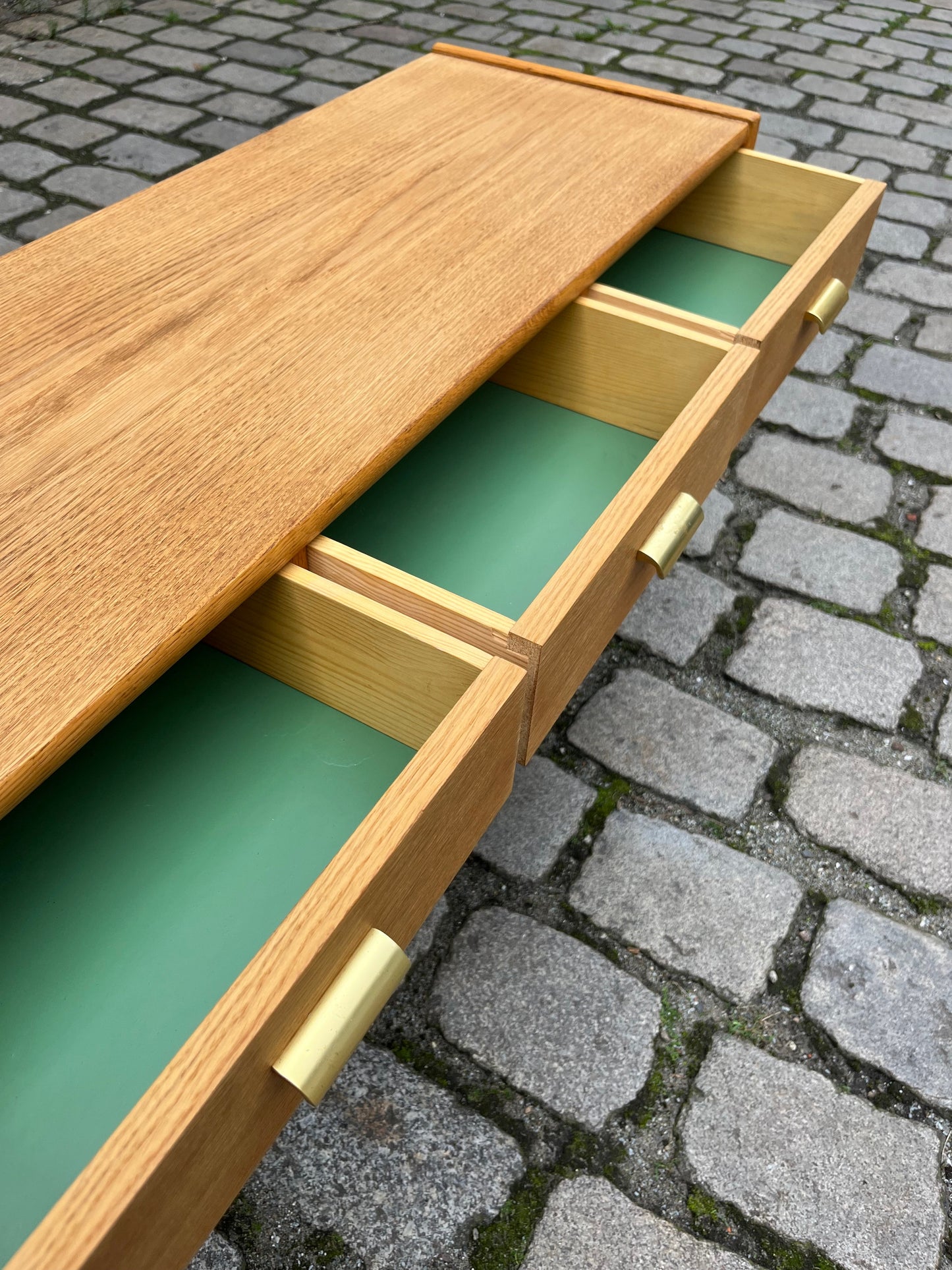 Lowboard Eiche mit Messinggriffen