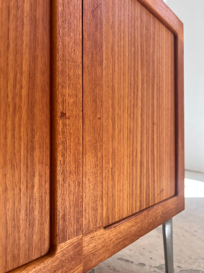 Vintage Kommode aus Teak mit Flügeltüren und neuen Chromfüßen von H. W. Klein