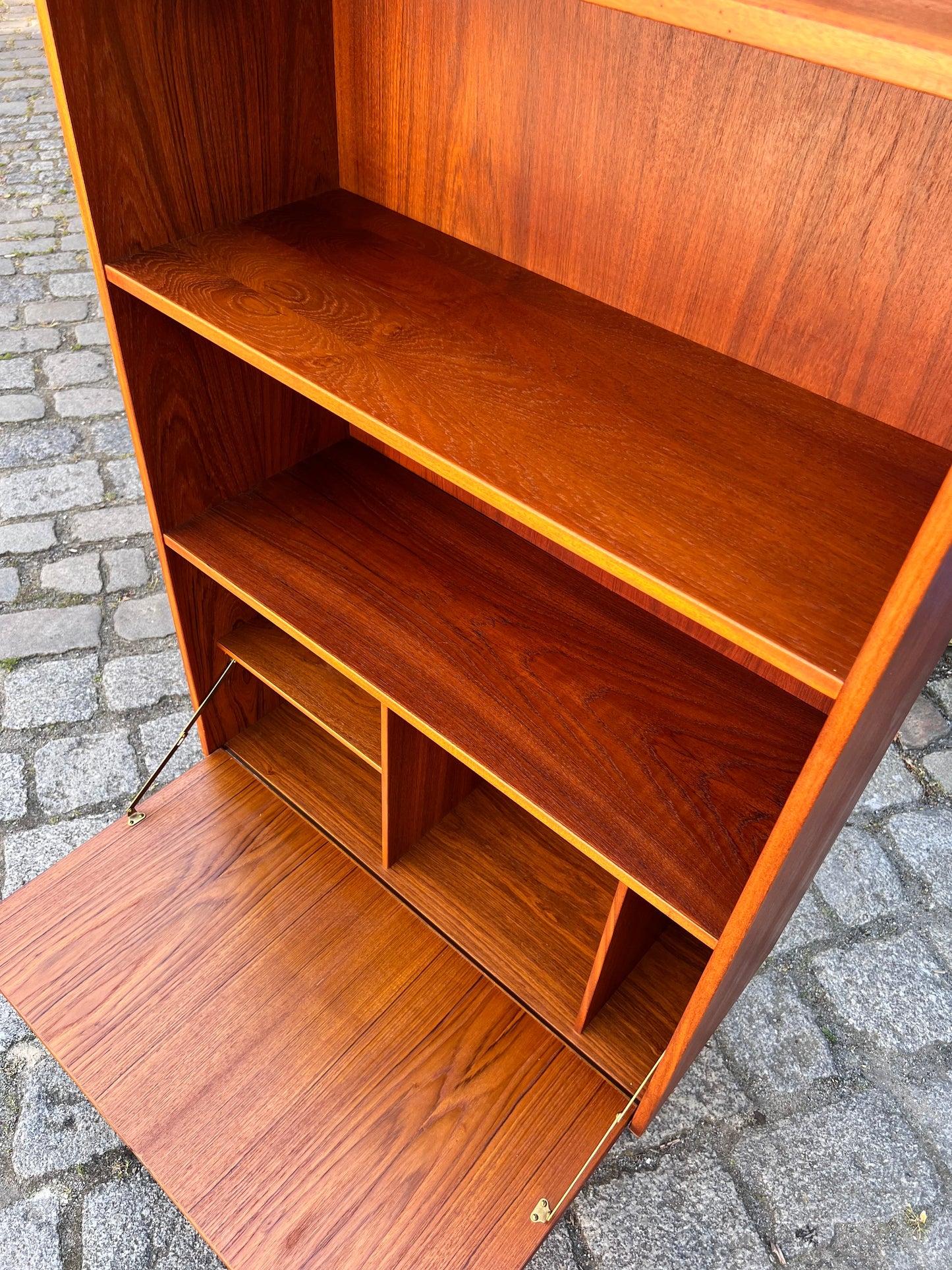 Teak shelf with lockable compartment