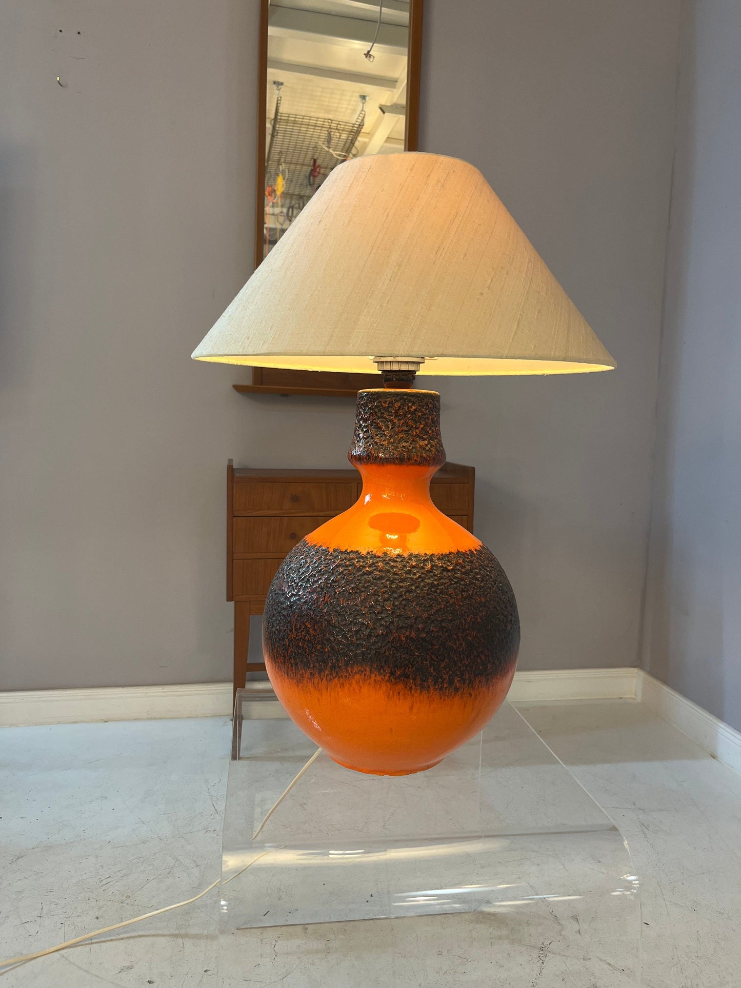 Lampe de table vintage Fat Lava avec abat-jour en soie naturelle orange marron par JASBA