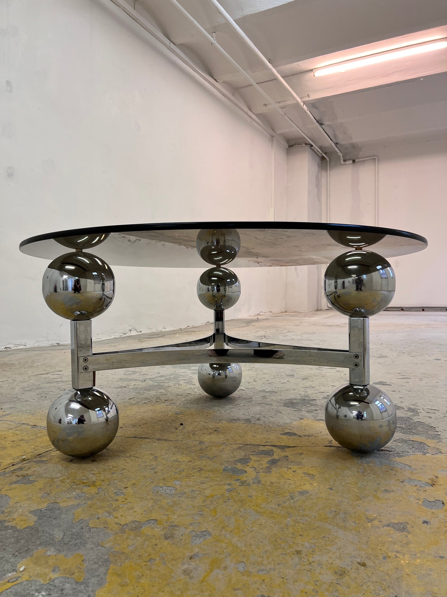 Vintage Couchtisch Chrom und Rauchglas