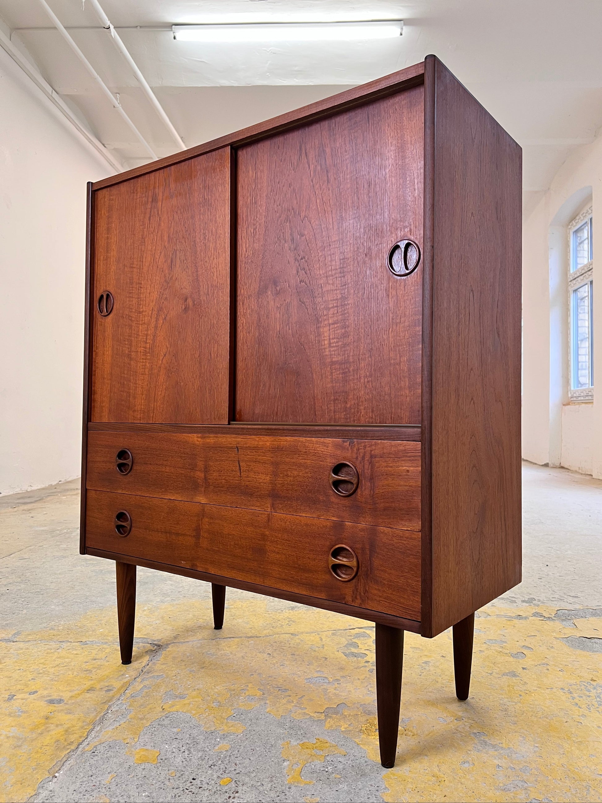 Vintage Schrank Teak aus Dänemark mit Schiebetüren und Schubladen, runde Griffmulden