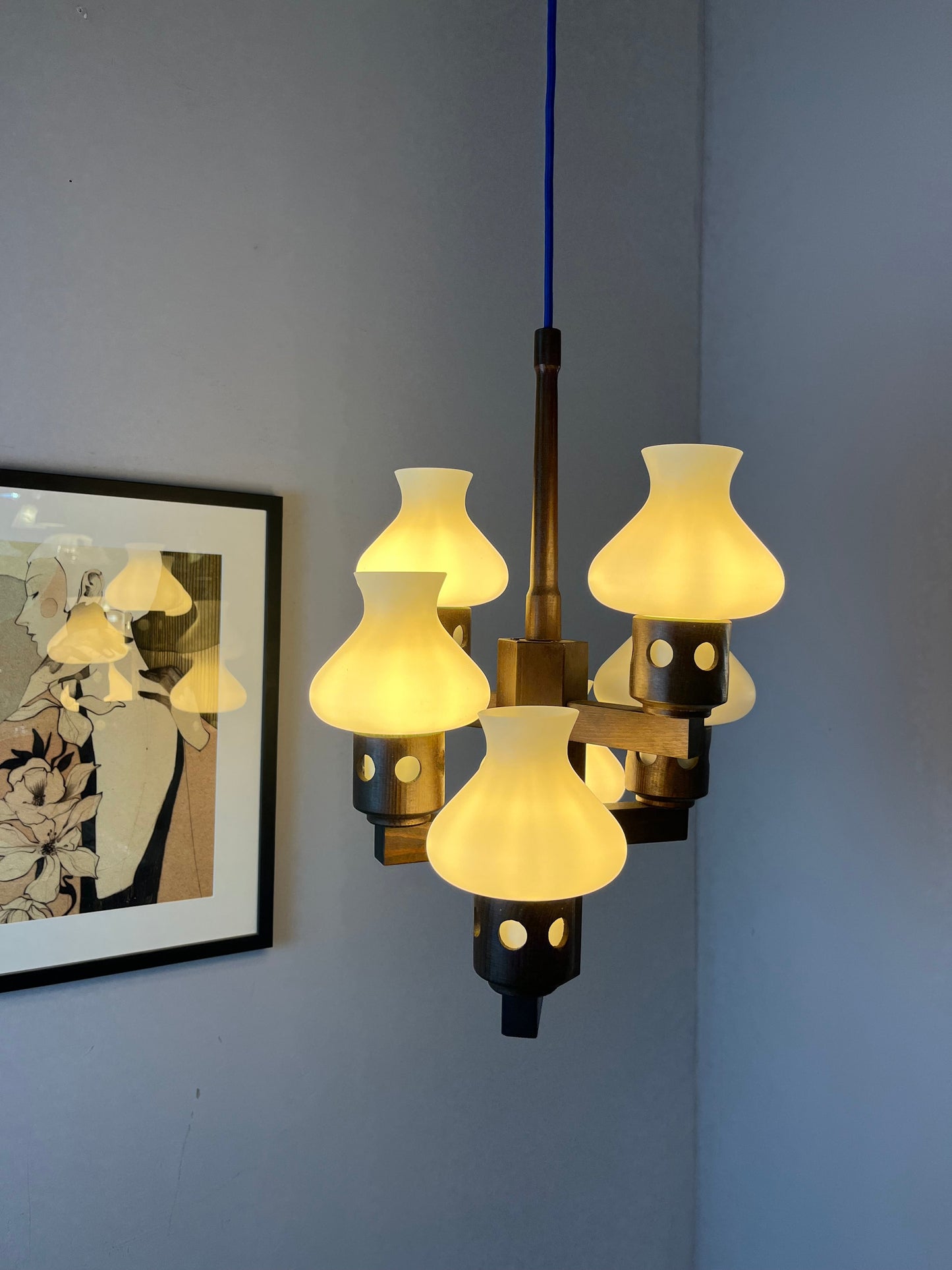 Vintage Kronleuchter dunkelbraun weiß Opalglas von Vitrika