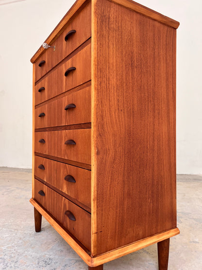Vintage Kommode Teak mit Muschelgriffen und Schloss aus Dänemark