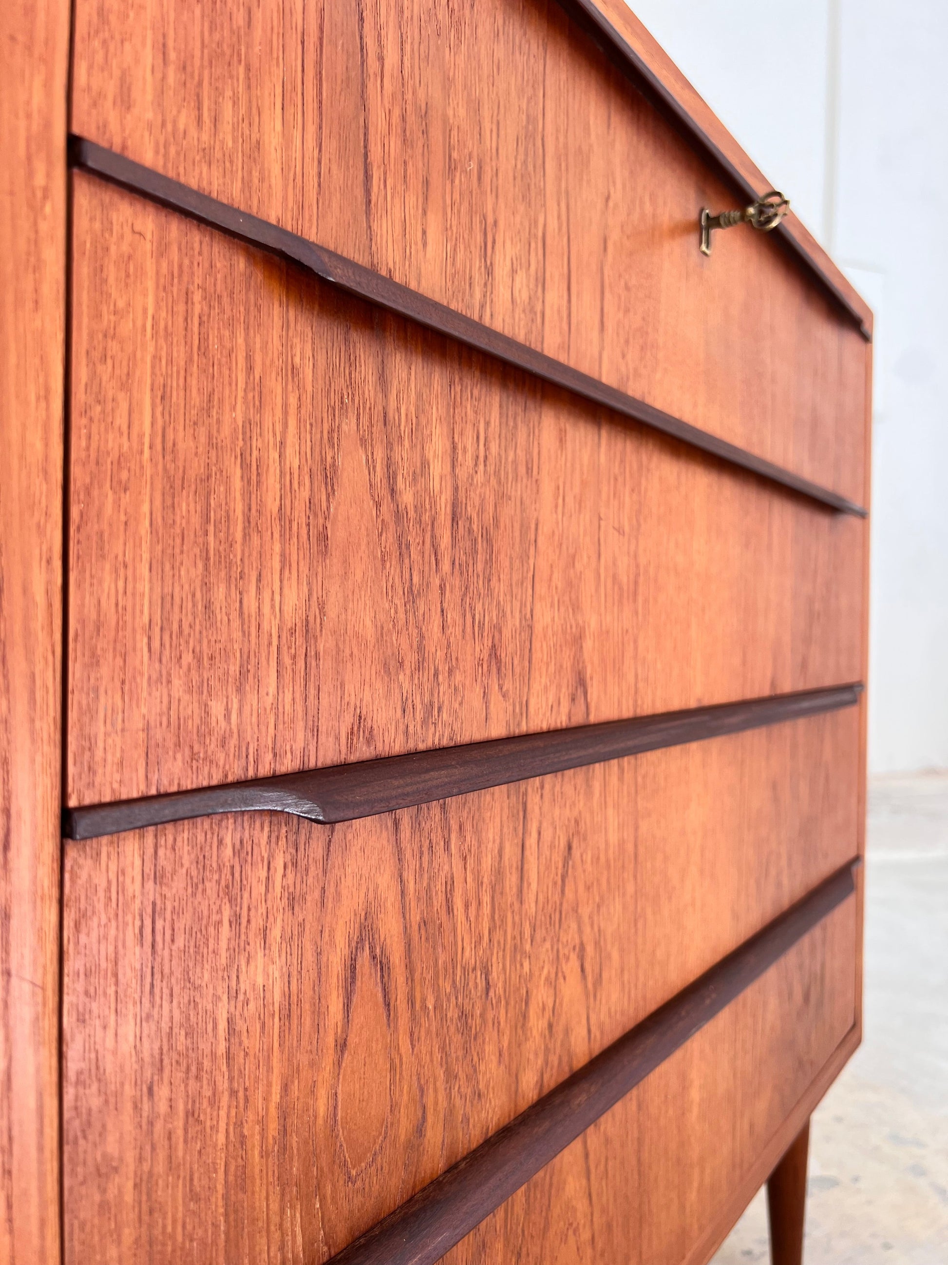 Vintage Kommode aus Teak mit durchgehenden Griffen und Schloss aus Dänemark