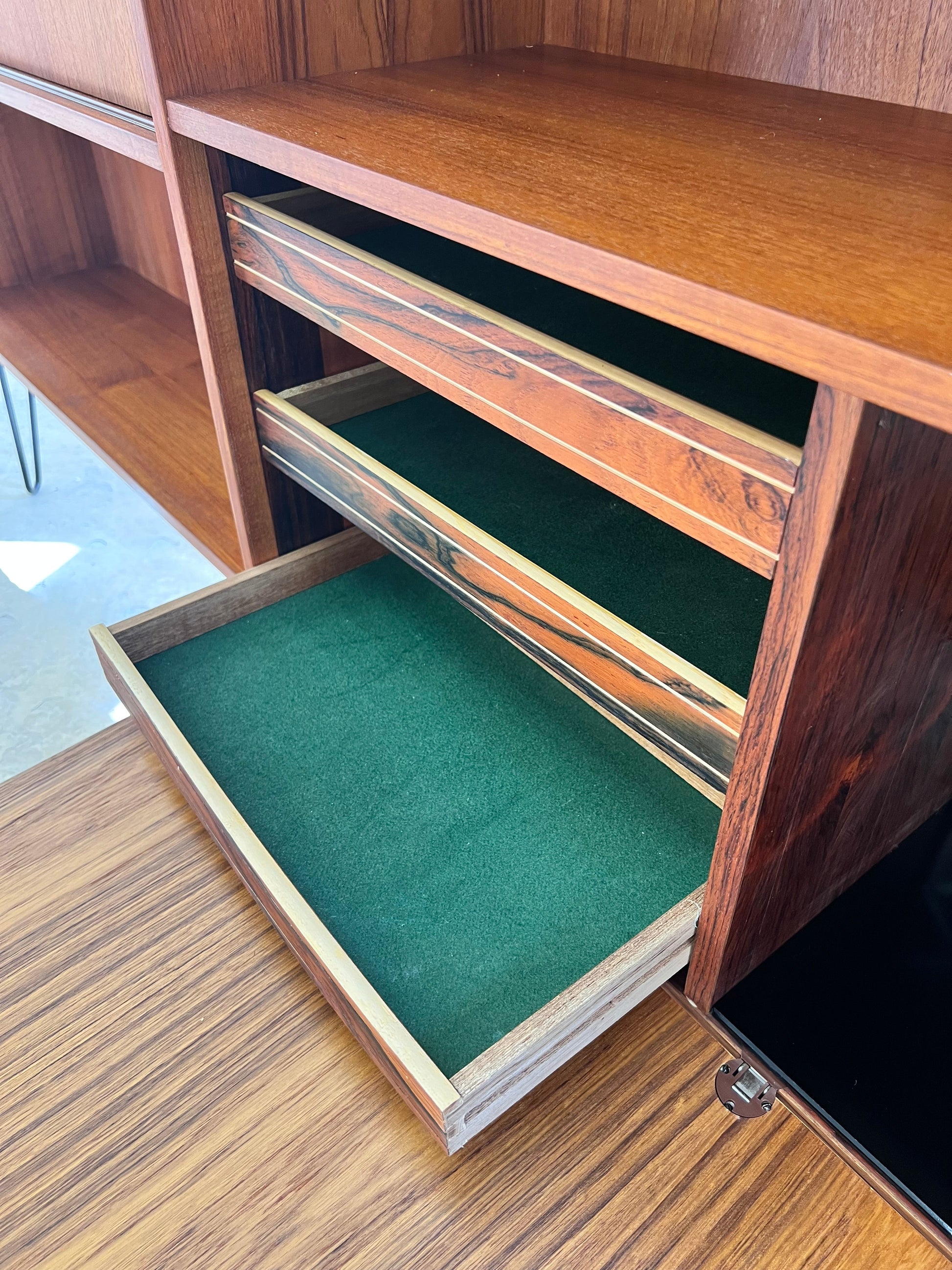 Vintage Regal auf Hairpinlegs aus Dänemark, Teak, Schiebetür und Fächer