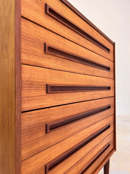 Vintage Kommode Teak Dänemark mit langen eingelassenen Griffen