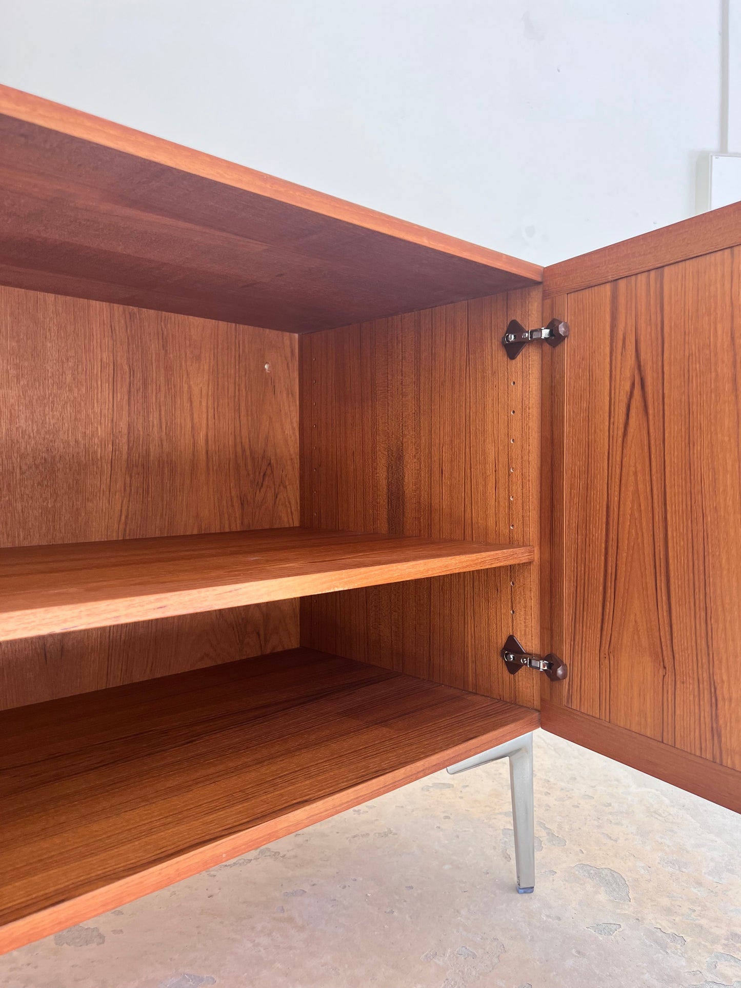 Vintage Kommode aus Teak mit Flügeltüren und neuen Chromfüßen von H. W. Klein